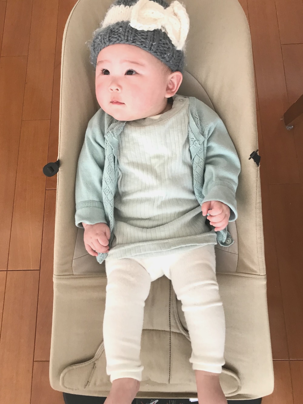 「グリーン、ミントグリーン、ニット帽、ベビーコーデ、女の子、7ヶ月、春、春色、レギンス、０歳」｜「petit pois maisonのアイテム（Tシャツ/カットソー、グリーン系）」を使った、saqさん（キッズ・70cm）の春コーディネートの1枚目の写真