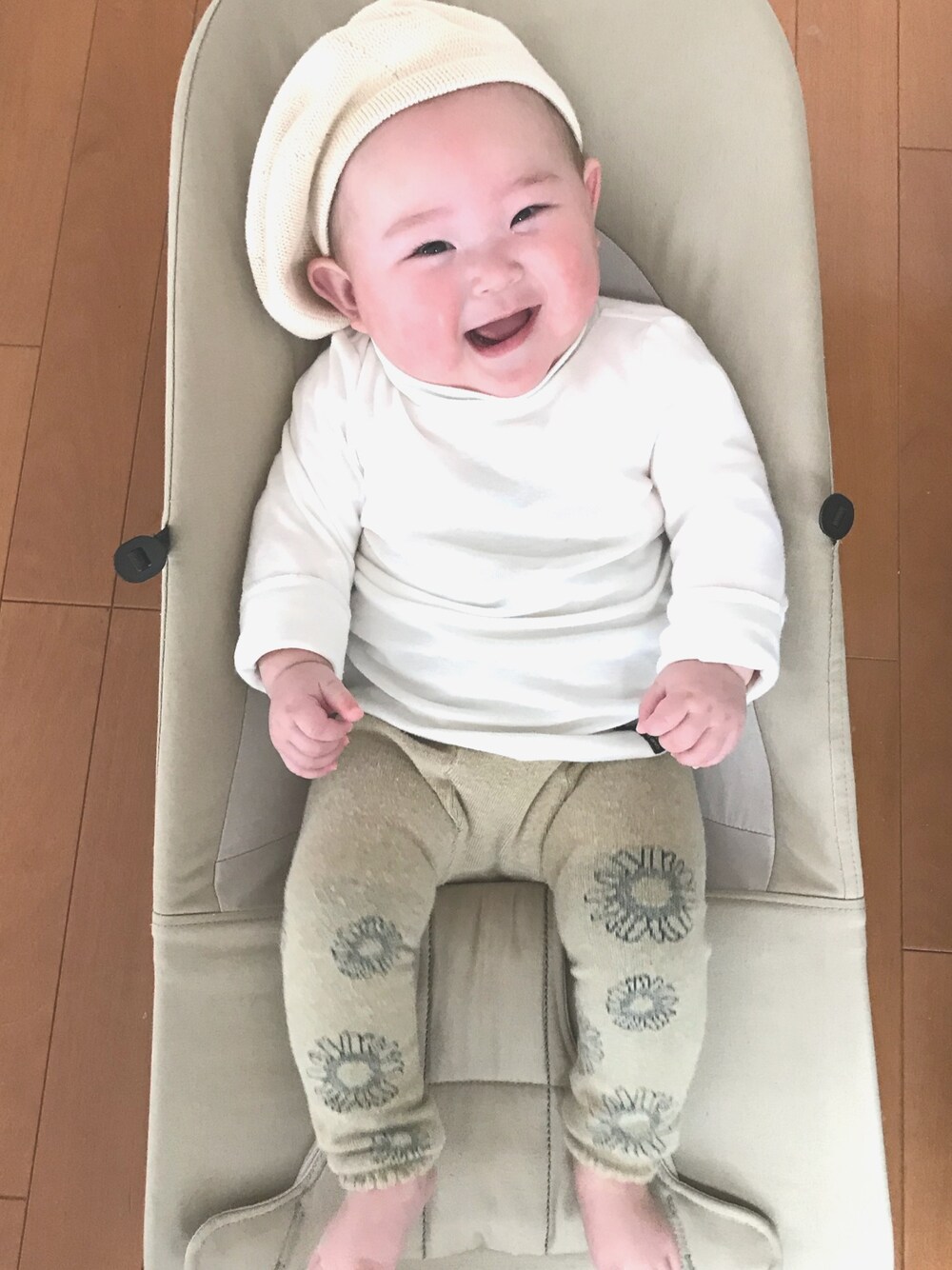 「ベレー帽、ホワイト、ホワイトコーデ、レギンス、花柄、ベビーコーデ、女の子、7ヶ月、シンプル、シンプルコーデ」｜「BRANSHESのマーガレット柄スパッツ（レギンス/スパッツ、ベージュ系）」を使った、saqさん（キッズ・70cm）の春コーディネートの1枚目の写真