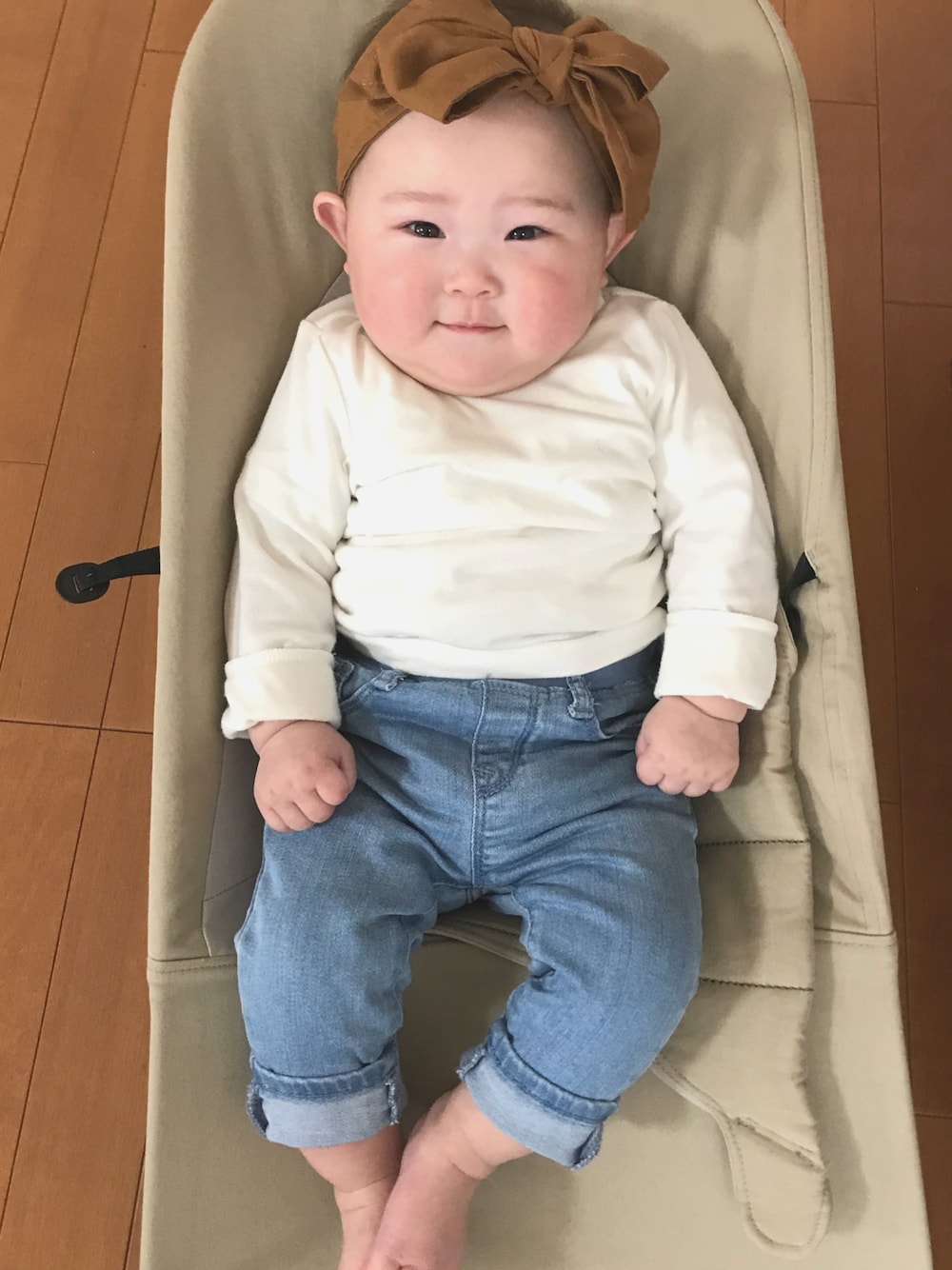 「デニム、デニムパンツ、ターバン、ベビーコーデ、ベビーギャップ、女の子、8ヶ月」｜「babyGAPのアイテム（デニムパンツ、ブルー系）」を使った、saqさん（キッズ・70cm）の春コーディネートの1枚目の写真