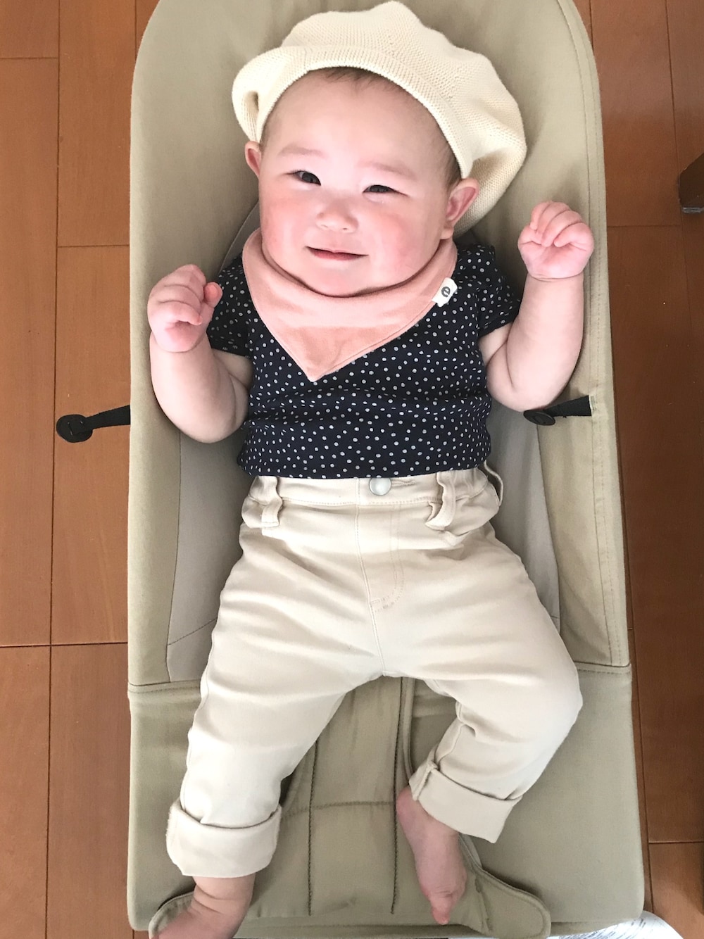 「女の子、女の子ベビー、8ヶ月、80cm、ピンク、ネイビー、カジュアル」｜「babyGAPのアイテム（チノパンツ、ベージュ系）」を使った、saqさん（キッズ・70cm）の春コーディネートの1枚目の写真