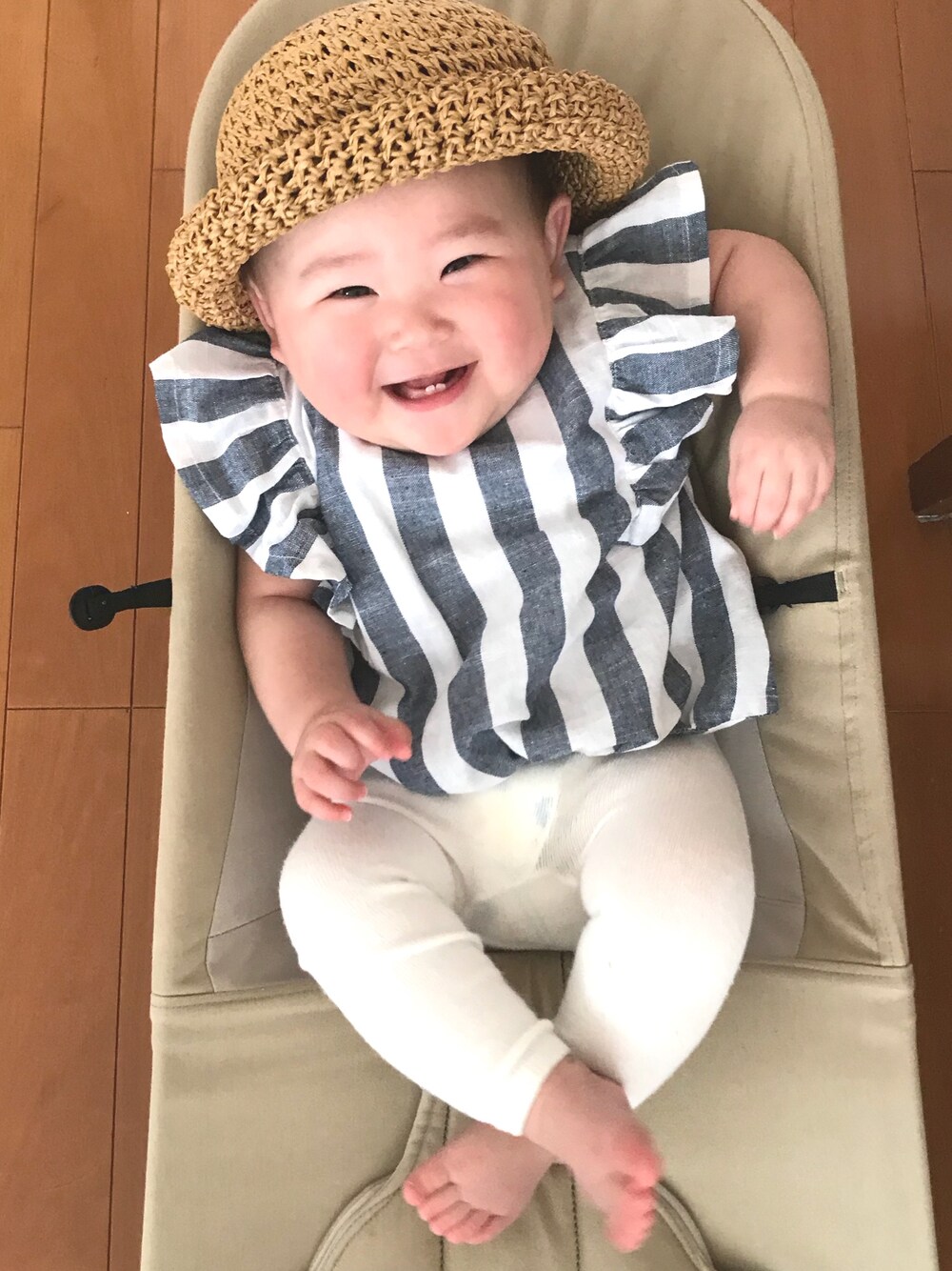 「夏コーデ、女の子、赤ちゃん、麦わら帽子、ストローハット、ハット、笑顔、ベビーコーデ」｜「赤ちゃん本舗のアイテム（レギンス/スパッツ、ホワイト系）」を使った、saqさん（キッズ・70cm）の春コーディネートの1枚目の写真