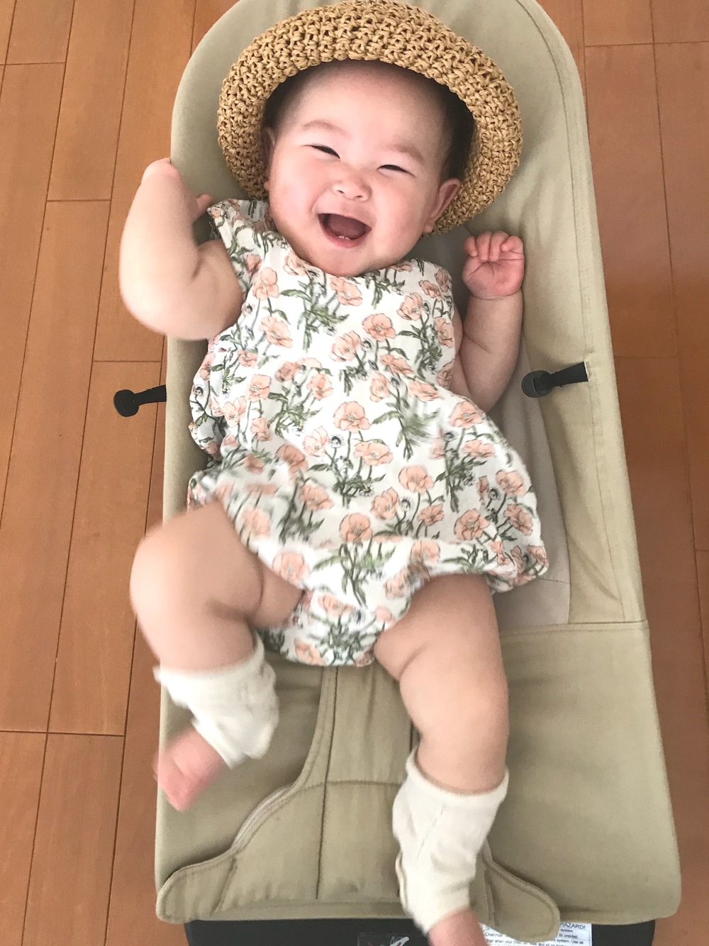 「花柄、麦わら帽子、ストローハット、レッグウォーマー、ベビーコーデ、女の子、フラワー、夏コーデ」｜「all hiroshimaのアイテム（ロンパース、ホワイト系）」を使った、saqさん（キッズ・70cm）の夏コーディネートの1枚目の写真