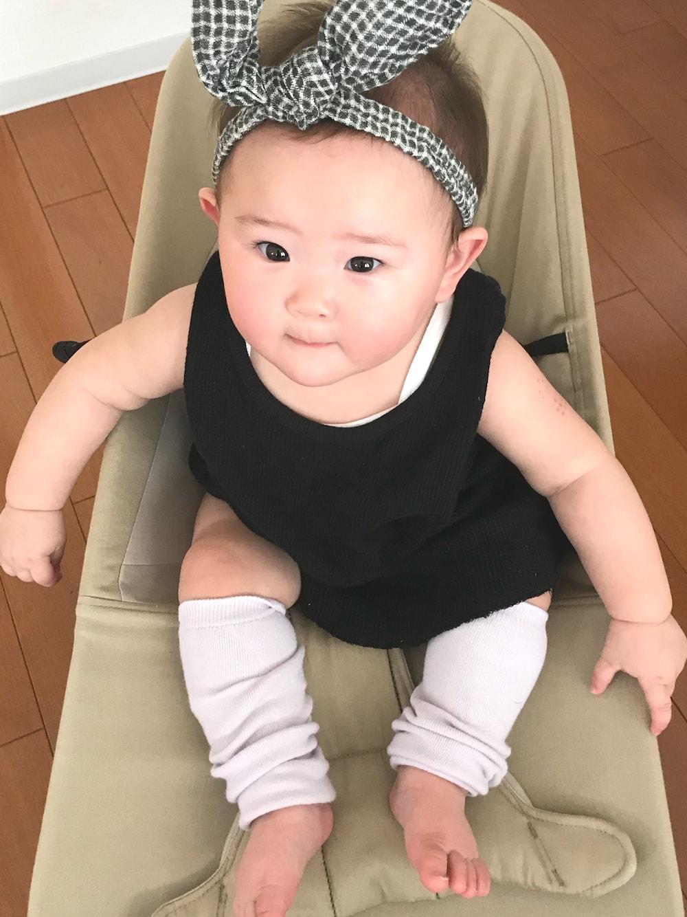 「ブラック、ベビーコーデ、女の子、０歳、夏コーデ、タンクトップ、ターバン、チェック」｜「Momoのアイテム（Tシャツ/カットソー、ブラック系）」を使った、saqさん（キッズ・70cm）の夏コーディネートの1枚目の写真