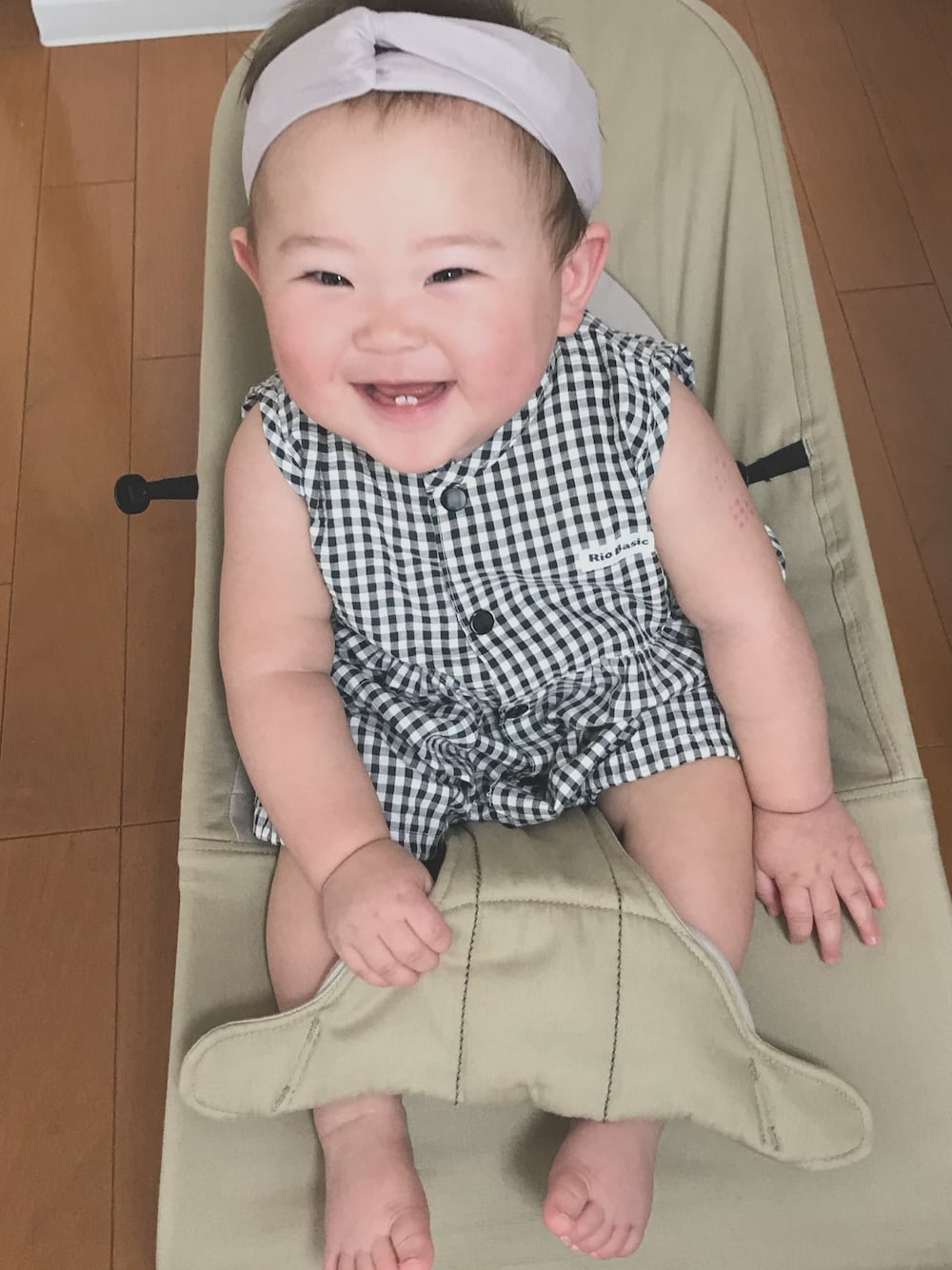 「ロンパース、チェック、ターバン、モノトーン、夏コーデ、女の子、ベビーコーデ、笑顔」｜「Handmadeのアイテム（ヘアバンド、パープル系）」を使った、saqさん（キッズ・70cm）の夏コーディネートの1枚目の写真