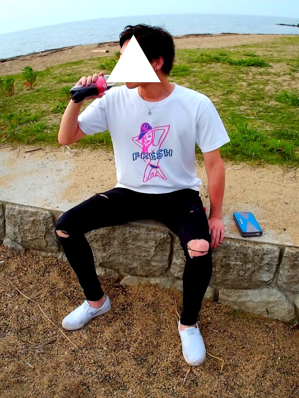 ホワイト系のTシャツ/カットソー、ブラック系のデニムパンツ、ホワイト系のスリッポンを着用したメンズの春コーディネートの1枚目の写真
