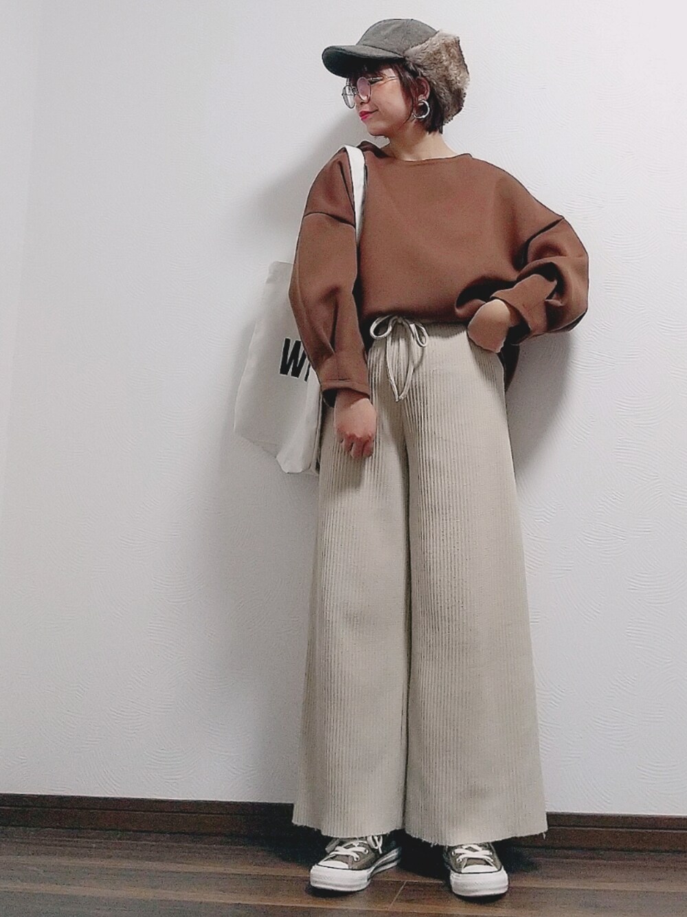 「reca、ボンディング、秋コーデ、低身長、ブラウン、フライトキャップ、リブパンツ、トートバッグ、コンバース、ママコーデ」｜「recaの袖タックボンディングプルオーバー（スウェット、ブラウン系）」を使った、yakkoさん（レディース・152cm）の秋コーディネートの1枚目の写真