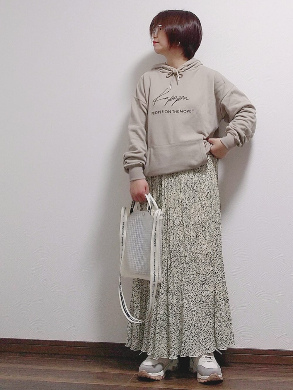 「アンカースミス、anchorsmith、パーカー、ベージュコーデ、ワントーンコーデ、ロングスカート、ダッドスニーカー、オトナカジュアル、低身長、ママコーデ」｜「KappaのKappa/カッパ 別注 筆記体 ロゴ オーバーサイズ プルオーバーパーカー（パーカー、ベージュ系）」を使った、yakkoさん（レディース・152cm）の冬コーディネートの1枚目の写真