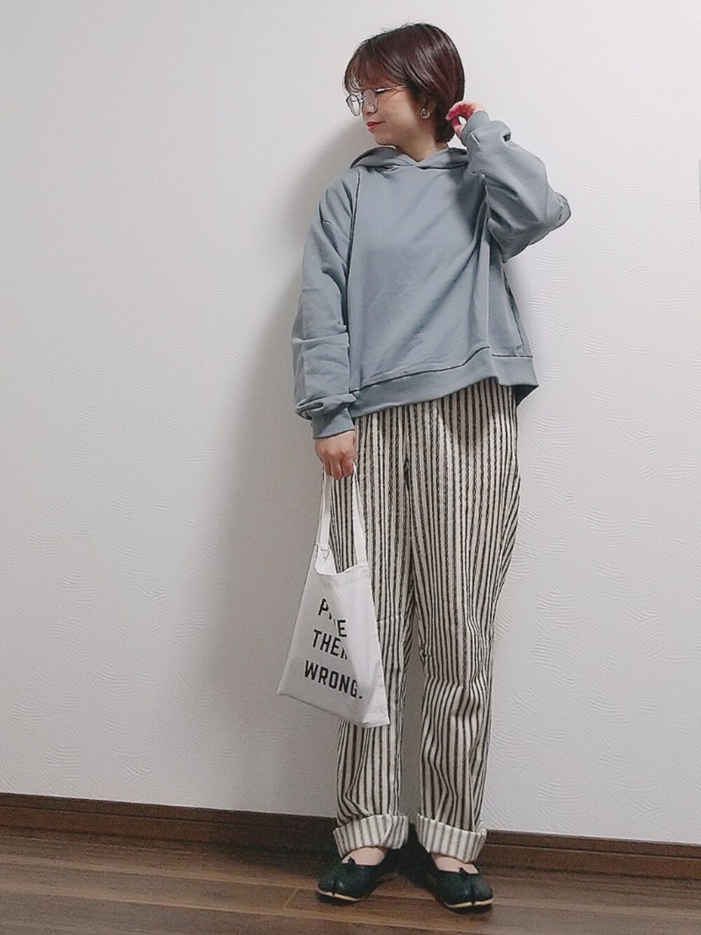 「FREDY&GLOSTER、fredymac、シェフパンツ、イージーパンツ、ワイドパンツ、メンズライク、パステル映える春、春コーデ、カジュアル、ママコーデ」｜「GLOSTERの【WEB限定カラーあり】ワイドパンツ／イージーパンツ／バギーパンツ ワイドイージーパンツ／ビッグシルエット／ ツイル／ストライプ／デニム／インディゴ／ ブリーチ／ユニセックス（その他パンツ、ホワイト系）」を使った、yakkoさん（レディース・152cm）の春コーディネートの1枚目の写真