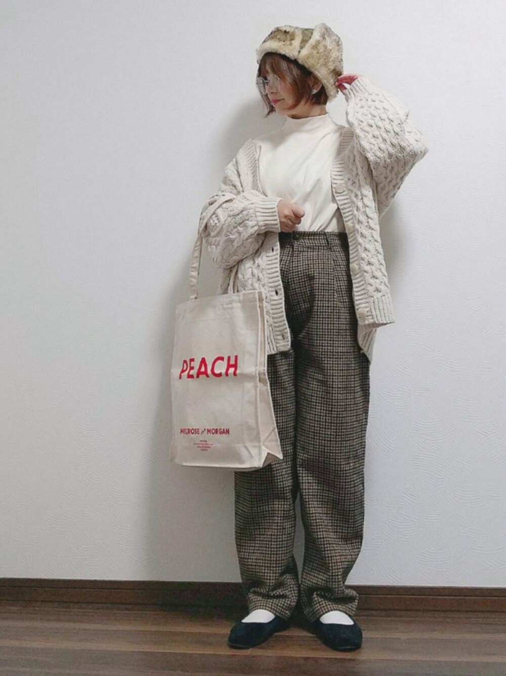 「polcadot、フライトキャップ、モックネック、UNIQLO、ユニクロ、カーディガン、チェックパンツ、トートバッグ、低身長、ママコーデ」｜「RubenのMIX FUR FLIGHT CAP/ミックスファー フライトキャップ（キャップ、グリーン系）」を使った、yakkoさん（レディース・152cm）の秋コーディネートの1枚目の写真