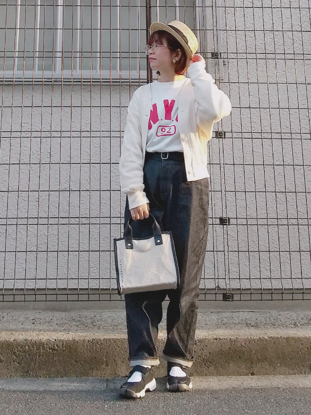「カンカン帽、polcadot、トートバッグ、カーディガン、ロゴT、デニム、エアリフト、メガネ女子、大人カジュアル、低身長」｜「polcadotのストロー ボーダーカンカン帽（ハット、ベージュ系）」を使った、yakkoさん（レディース・152cm）の春コーディネートの1枚目の写真