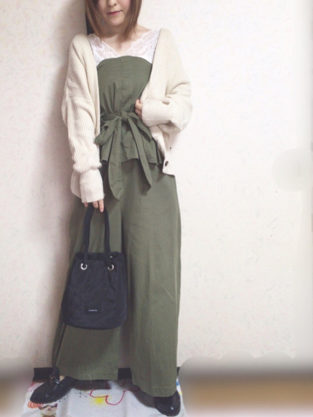 ホワイト系のタンクトップ、ホワイト系のカーディガン/ボレロ、グリーン系のパンツを着用したレディースの秋コーディネートの1枚目の写真