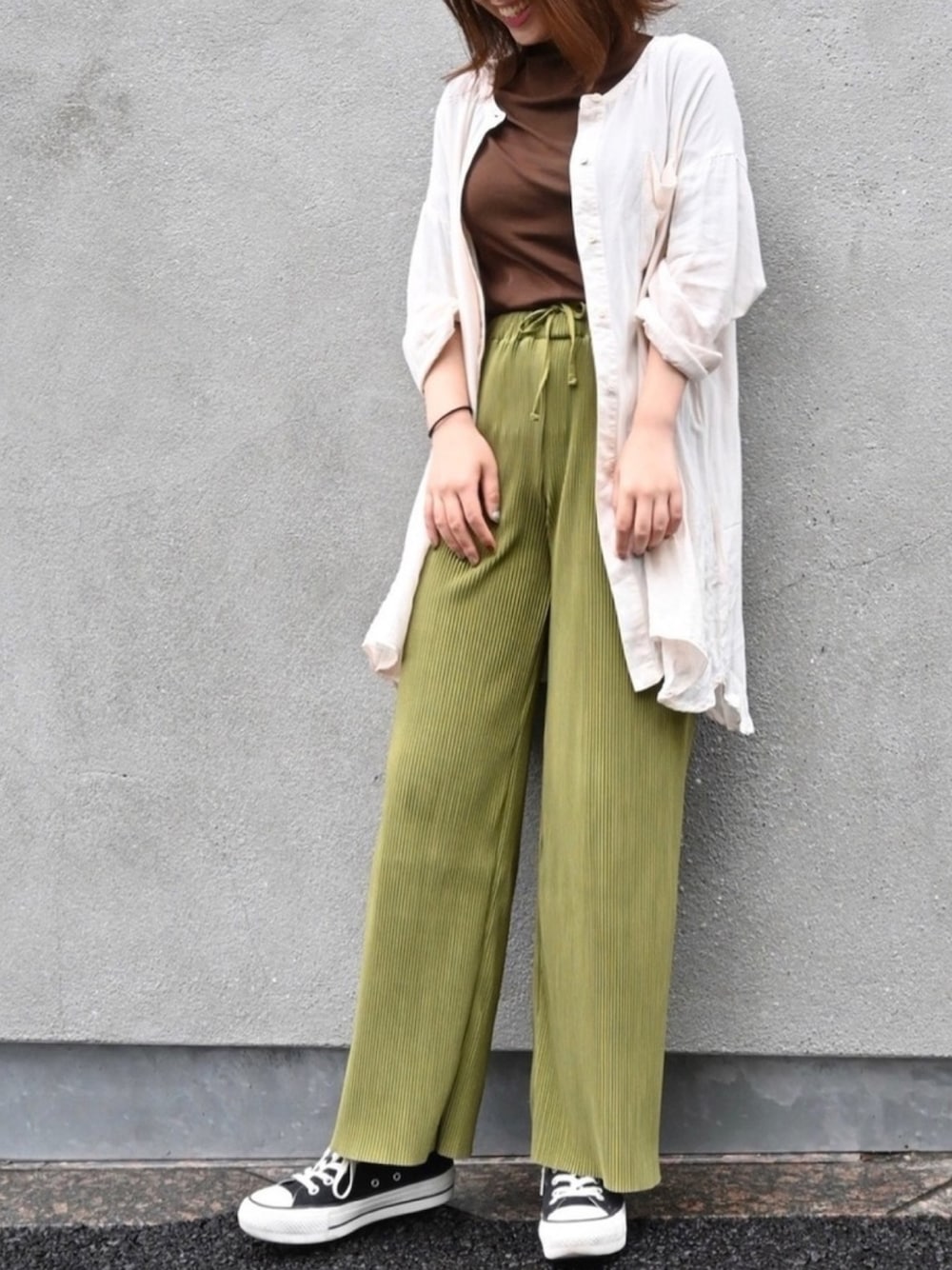 ホワイト系のシャツ/ブラウス、ブラウン系のTシャツ/カットソー、グリーン系のその他パンツを着用したレディースの夏コーディネートの1枚目の写真