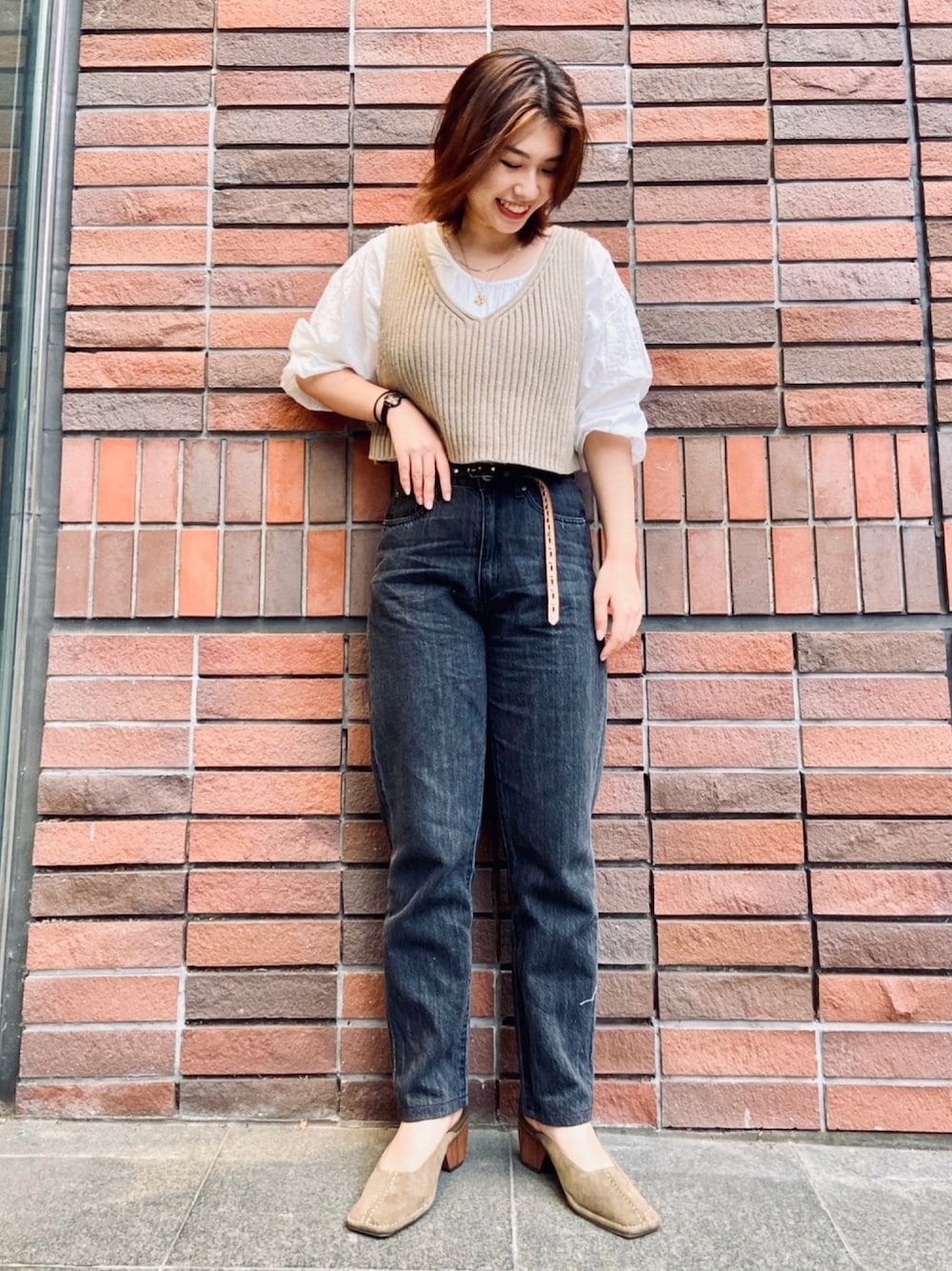 ベージュ系のアンサンブル、ブラック系のデニムパンツ、グリーン系のパンプスを着用したレディースの夏コーディネートの1枚目の写真
