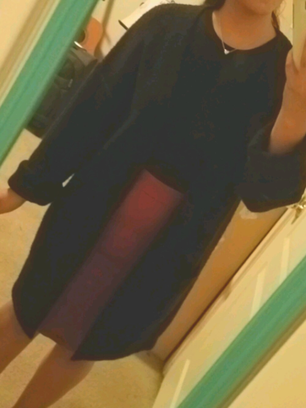 オレンジ系のスカート、ブラック系のカーディガン/ボレロを着用したレディースの秋コーディネートの1枚目の写真