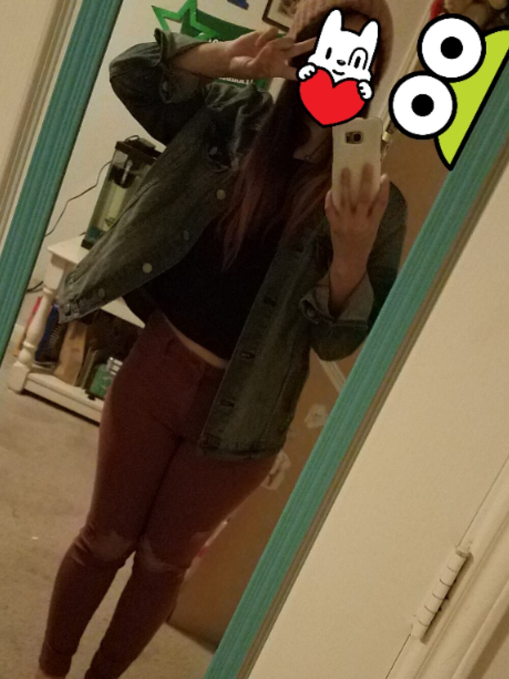 ブラック系のその他トップス、その他のデニムパンツ、ピンク系のニットキャップ/ビーニーを着用したレディースの秋コーディネートの1枚目の写真