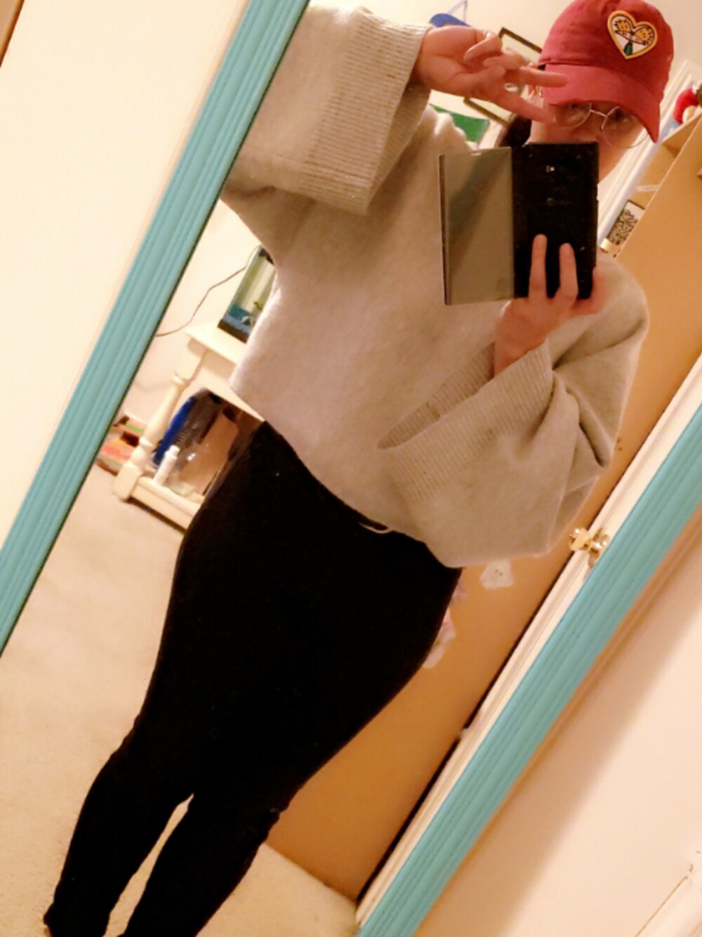 ブラック系のデニムパンツ、グレー系のニット/セーターを着用したレディースの冬コーディネートの1枚目の写真