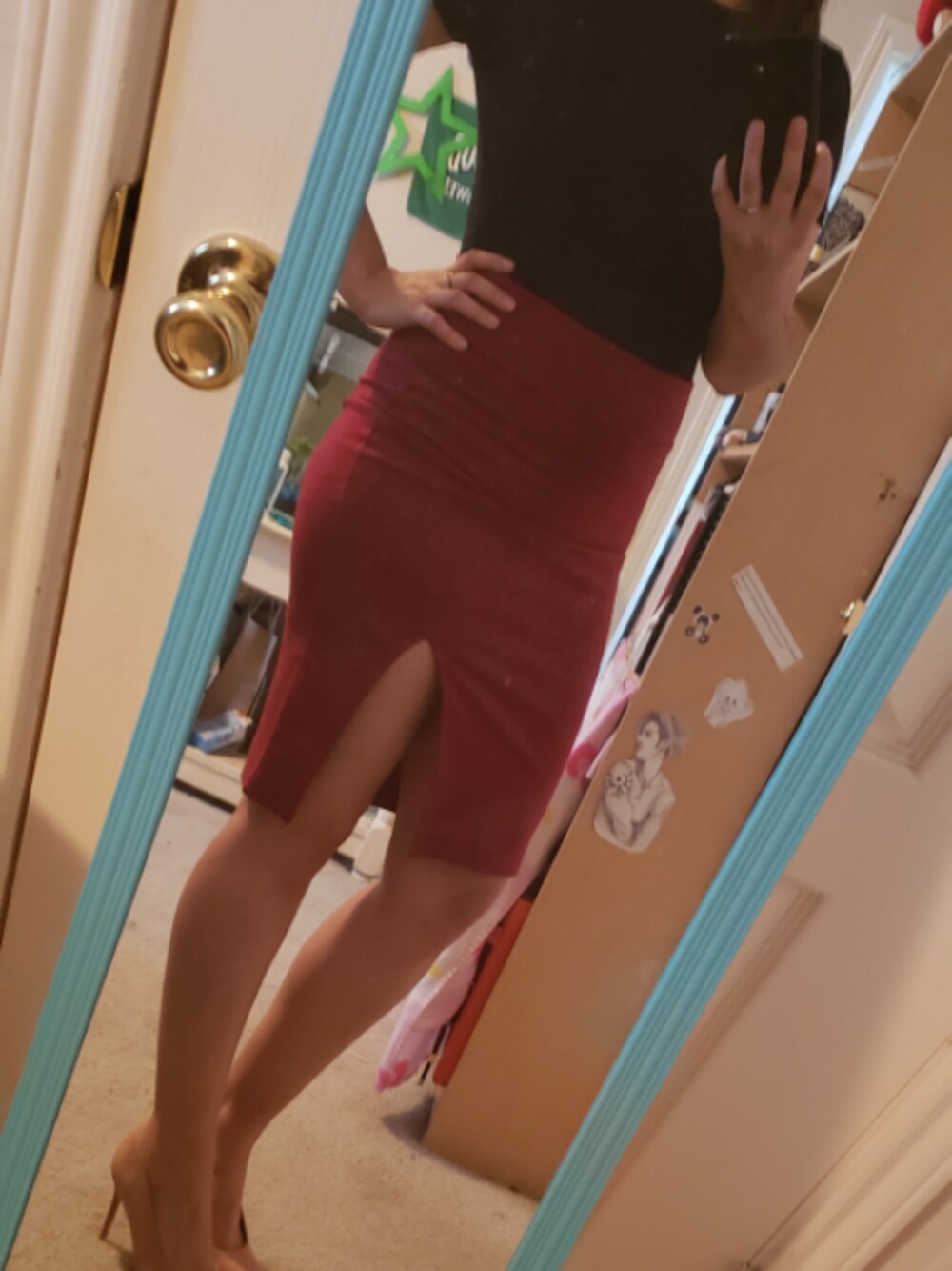 ブラック系のその他トップス、レッド系のスカート、ピンク系のパンプスを着用したレディースの冬コーディネートの1枚目の写真