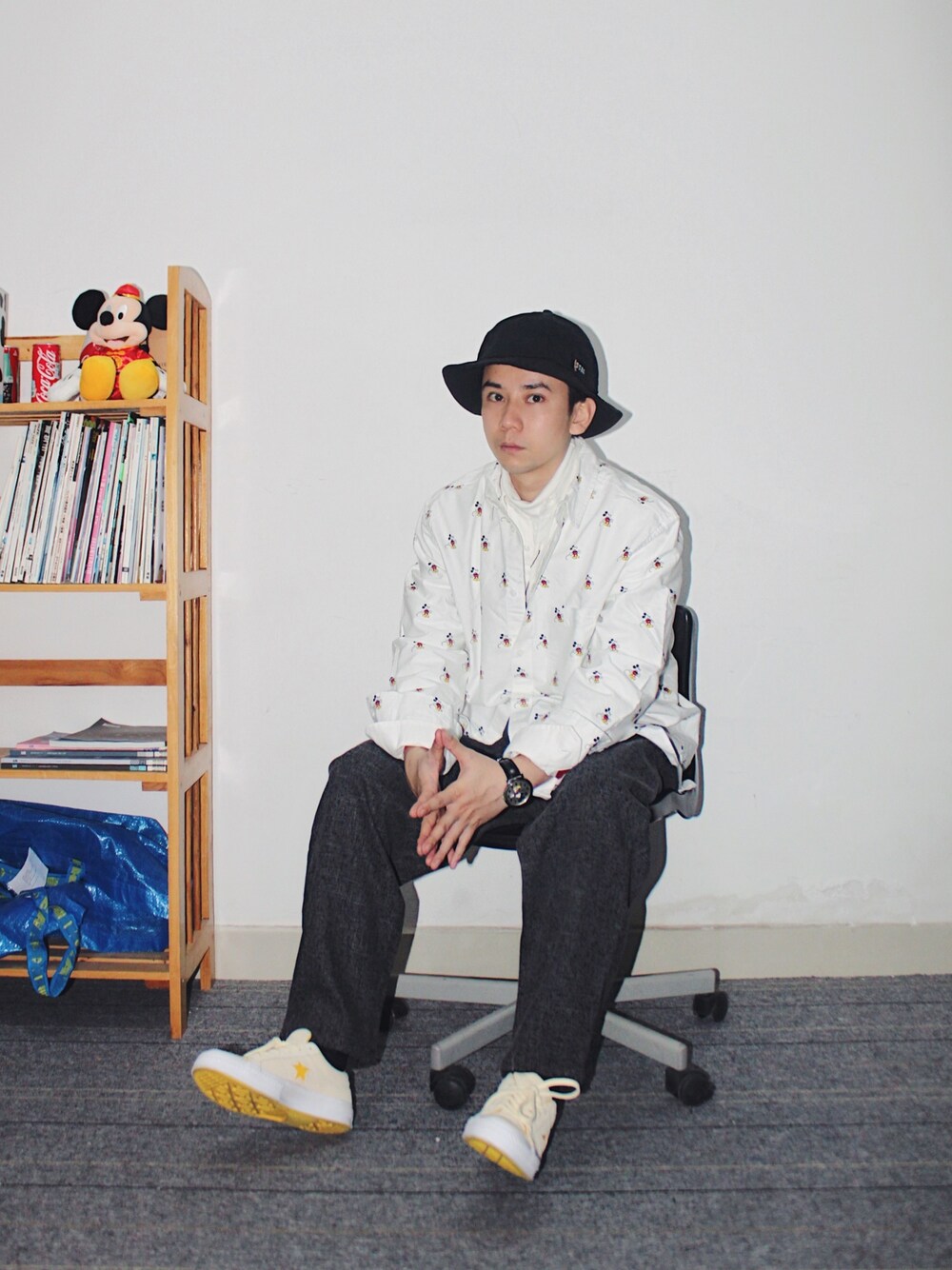 ホワイト系のシャツ/ブラウス、イエロー系のシューズ、ホワイト系のTシャツ/カットソーを着用したメンズの春コーディネートの1枚目の写真