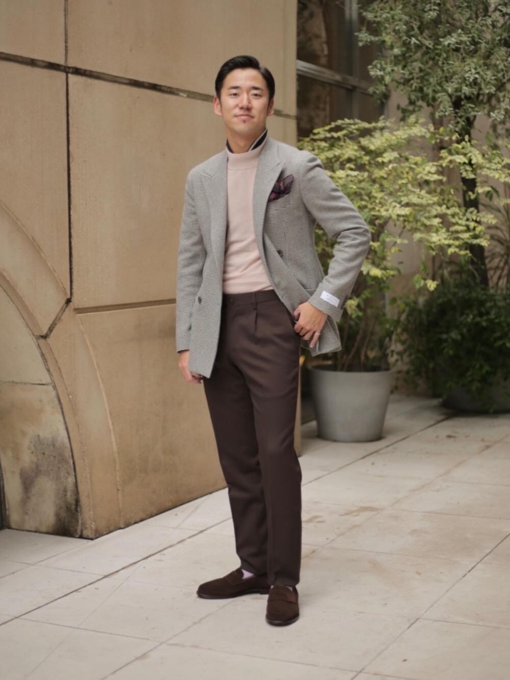 「CROCKETT&JONESの＜CROCKETT&JONES(クロケット&ジョーンズ)＞ BOSTON2 SUEDE LOAFE（ローファー、ブラウン系）」を使った、髙橋 淳さん（メンズ・175cm）の秋コーディネートの1枚目の写真