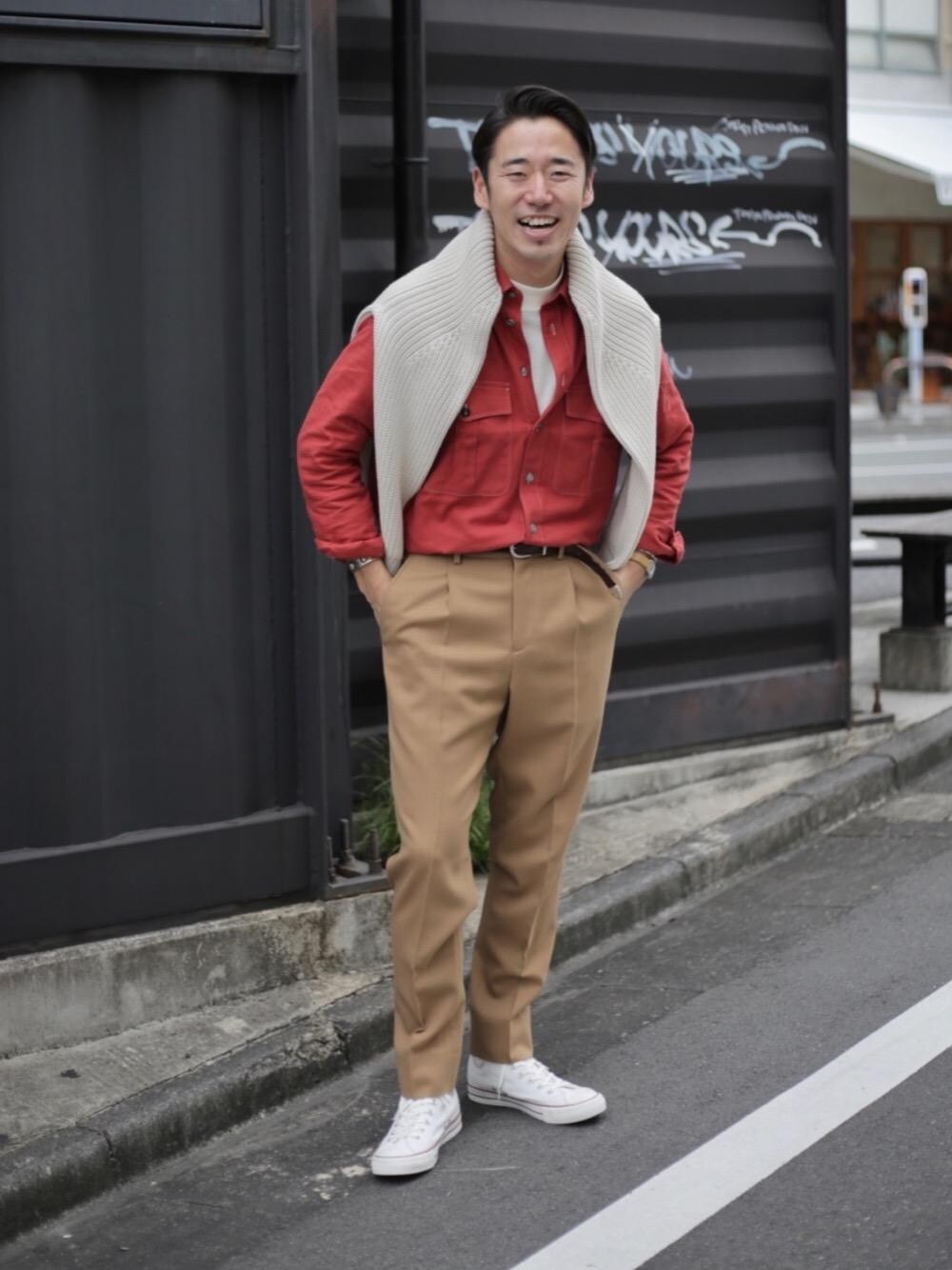 「BATONERの＜BATONER（バトナー）＞ シグネチャー クルーネック（ニット/セーター、ホワイト系）」を使った、髙橋 淳さん（メンズ・175cm）の秋コーディネートの1枚目の写真