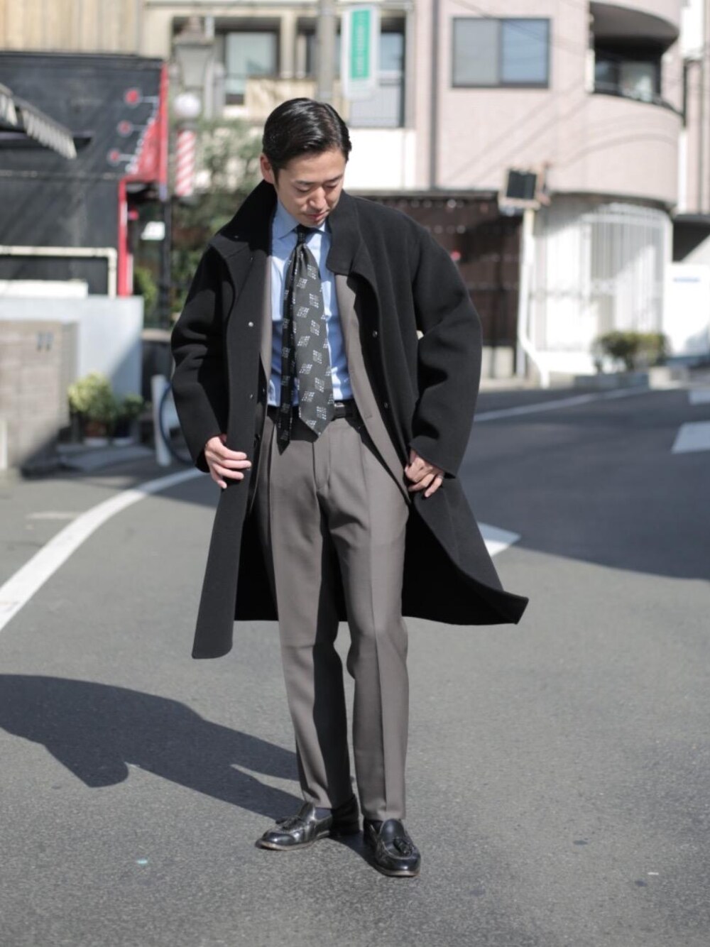 「UNITED ARROWSの＜Fratelli Luigi (フラテッリ ルイージ) ＞ プリント ドット スクエア タイ（ネクタイ、ブルー系）」を使った、髙橋 淳さん（メンズ・175cm）の秋コーディネートの1枚目の写真