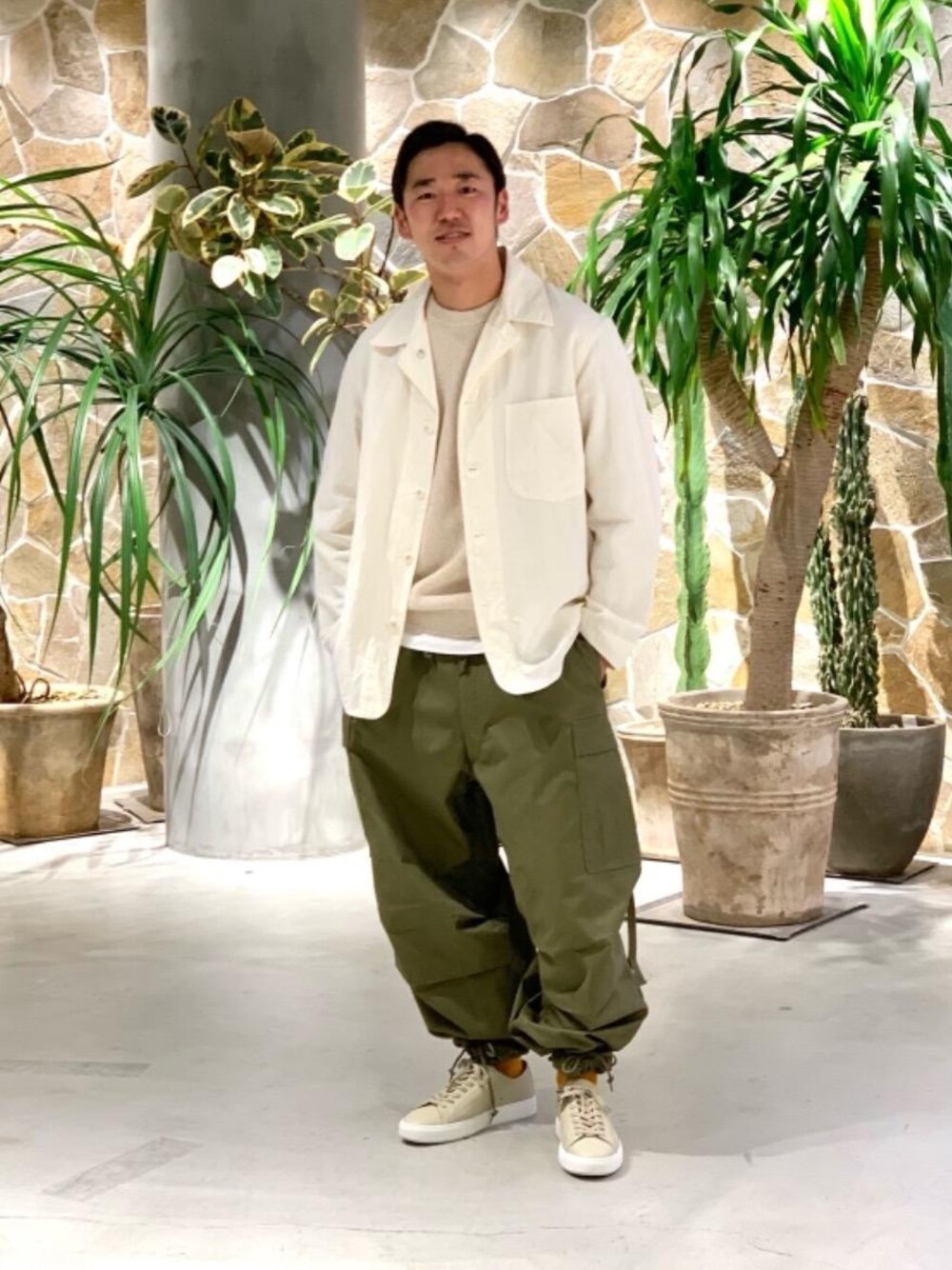 「UNITED ARROWSの＜UNITED ARROWS＞ ブークレ クルーネック（ニット/セーター、ベージュ系）」を使った、髙橋 淳さん（メンズ・175cm）の春コーディネートの1枚目の写真