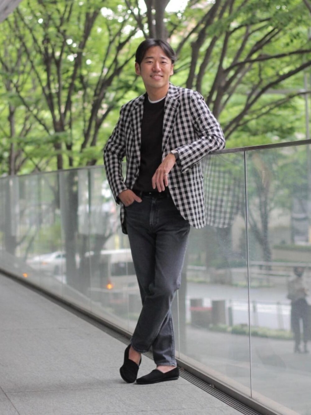 「ジャケット、リラックス、シューズ、デニムパンツ、ビジネス、Tシャツ/カットソー、ベーシック/トラッド、スーツ/タイ、ニット/セーター、ぱんつ」｜「UNITED ARROWSの＜LAIGLON(レグロン)＞ エラスティック ベルト1（ベルト、ブラック系）」を使った、髙橋 淳さん（メンズ・175cm）の春コーディネートの1枚目の写真