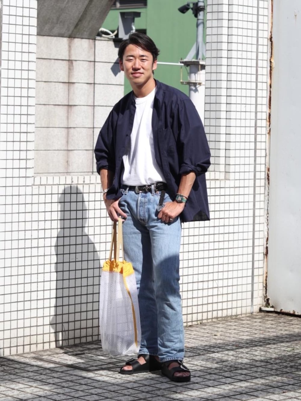 「トレンド、リラックス、シューズ、デニムパンツ、シャツ/ブラウス、Tシャツ/カットソー、👟バッグ、ベーシック/トラッド、トラベル /リゾート、アウトドア/アスレジャー」｜「BIRKENSTOCKの＜BIRKENSTOCK（ビルケンシュトック）＞【別注】 ARIZONA ビッグバックル†（サンダル、ブラック系）」を使った、髙橋 淳さん（メンズ・175cm）の夏コーディネートの1枚目の写真