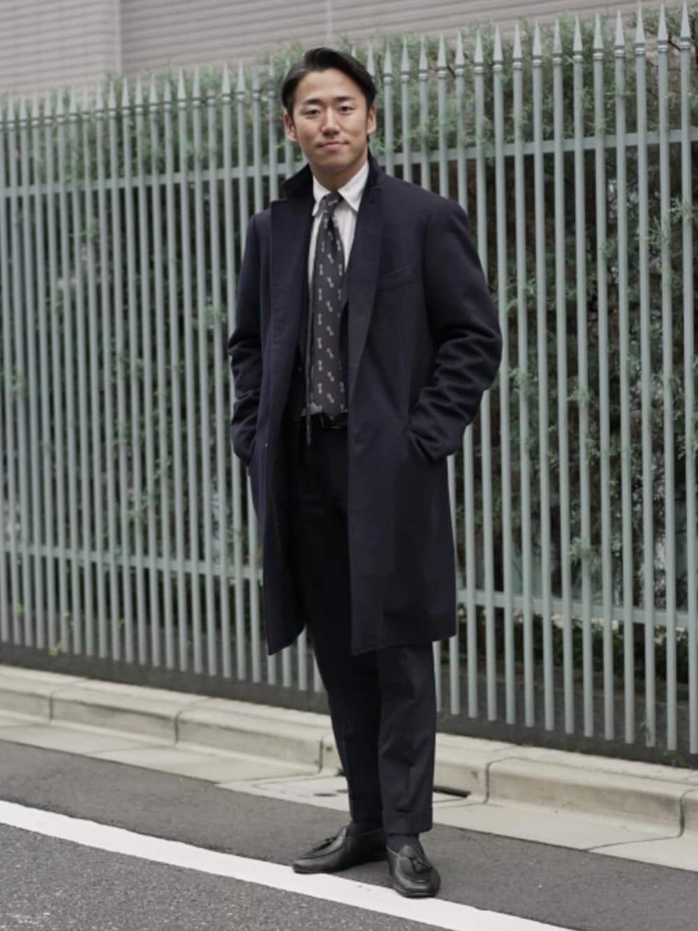 「ジャケット、シューズ、ビジネス、シャツ/ブラウス、ベーシック/トラッド、スーツ/タイ」｜「UNITED ARROWSの＜UNITED ARROWS＞ シボ ベルジアン タッセル†（スリッポン、ブラック系）」を使った、髙橋 淳さん（メンズ・175cm）の秋コーディネートの1枚目の写真