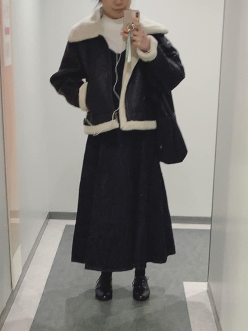 「カジュアル、シンプルコーデ、apartbylowrys、snidel、RODE SKO、ライダース、ワンピース、オックスフォードシューズ」｜「RODE SKOのアイテム（ドレスシューズ、ブラック系）」を使った、たみやまさん（レディース・161cm）の秋コーディネートの1枚目の写真