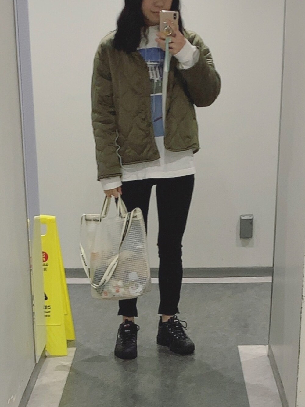 「やっぱりストリートが好き、カジュアル、シンプル、ciaopanicTYPY、earth music&ecology、beautiful people、FILA、スキニーパンツ、スニーカー」｜「earth music&ecologyのスキスキスキニー(カラー) ●（その他パンツ、ブラック系）」を使った、たみやまさん（レディース・161cm）の秋コーディネートの1枚目の写真