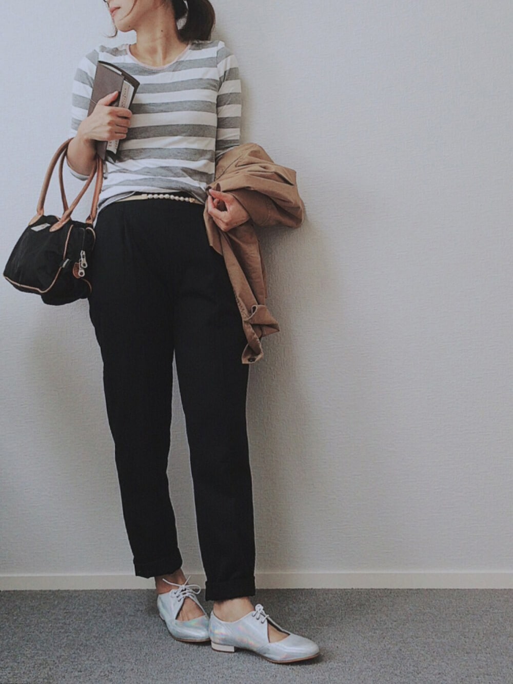 ホワイト系のTシャツ/カットソー、ブルー系のその他パンツ、ベージュ系のジャケット/アウターを着用したレディースの秋コーディネートの1枚目の写真