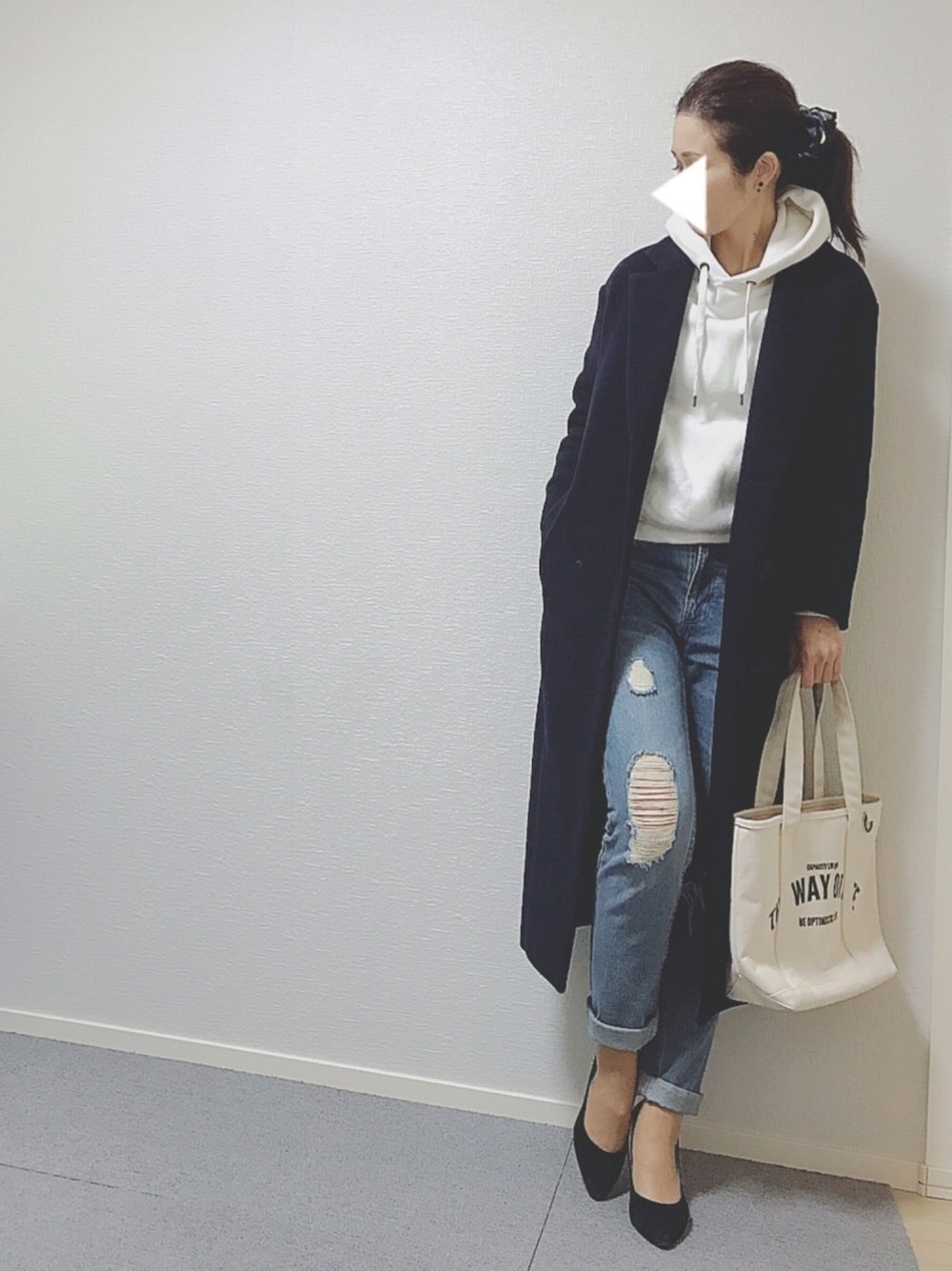 ブルー系のチェスターコート、ホワイト系のパーカー、ブラック系のパンプスを着用したレディースの冬コーディネートの1枚目の写真