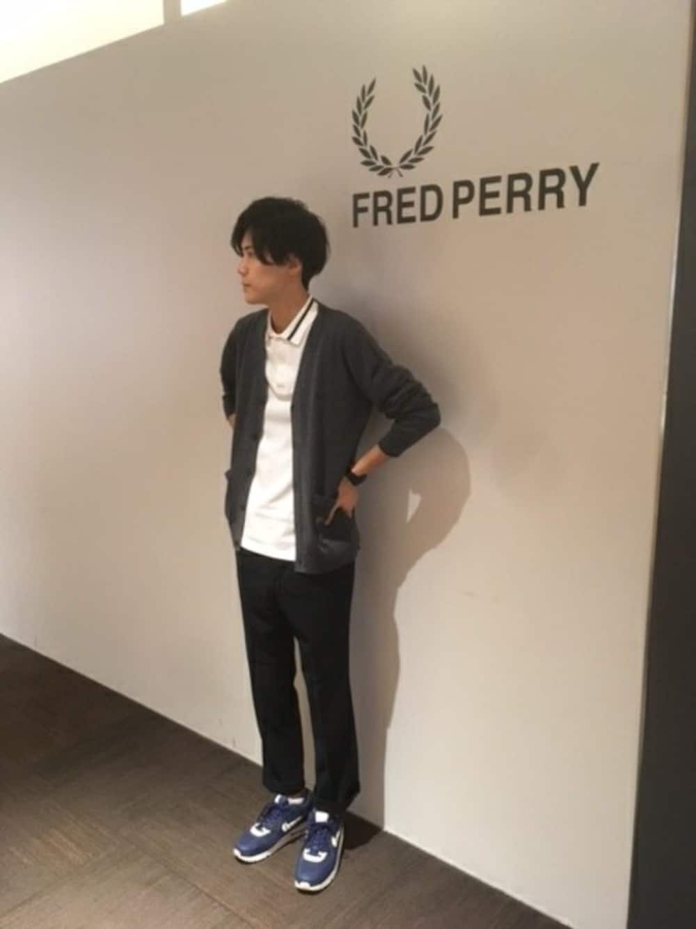 「カーディガン、ブラックウォッチ、ポロシャツ、FRED PERRY」｜「FRED PERRYのV-Neck Cardigan（カーディガン/ボレロ、グレー系）」を使った、YUUMAさん（メンズ・184cm）の秋コーディネートの1枚目の写真