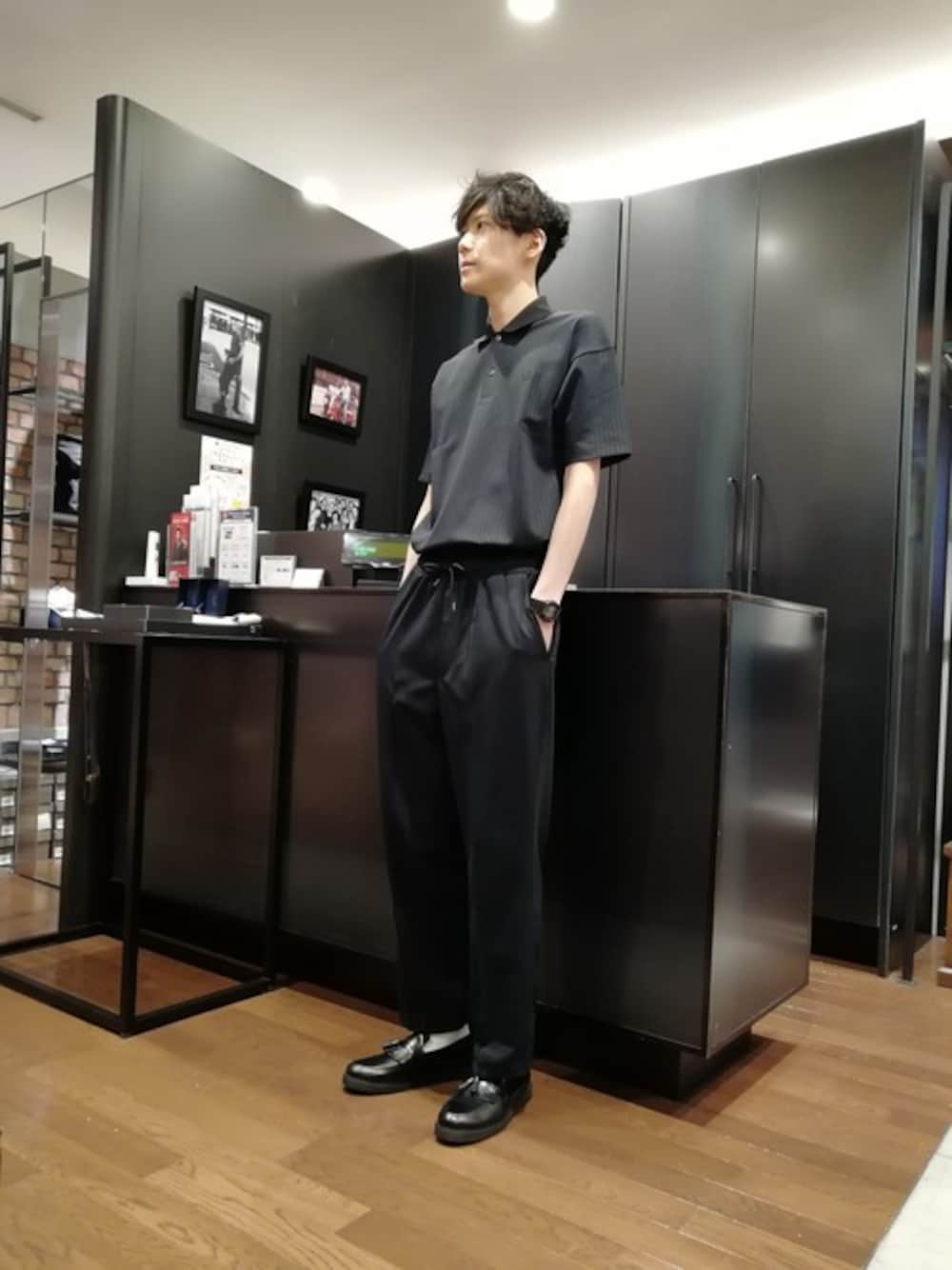 「ストライプパンツ、ストライプシャツ、モード、SET UP、タッセルローファー、FRED PERRY、モードストリート、ジョージコックス、黒コーデ、fredperry」｜「FRED PERRYのPinstripe Shirt（ポロシャツ、ブラック系）」を使った、YUUMAさん（メンズ・184cm）の春コーディネートの1枚目の写真