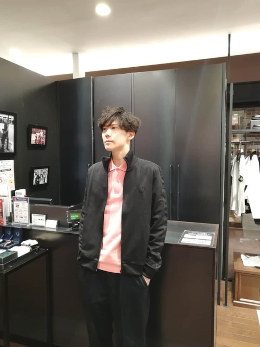「ジャージ、スポーツウェア、ストライプパンツ、パステルカラー、FRED PERRY、パステルピンク、fredperry」｜「FRED PERRYのThe Original Fred Perry Shirt - M12 (Made in England)（ポロシャツ、ピンク系）」を使った、YUUMAさん（メンズ・184cm）の春コーディネートの1枚目の写真