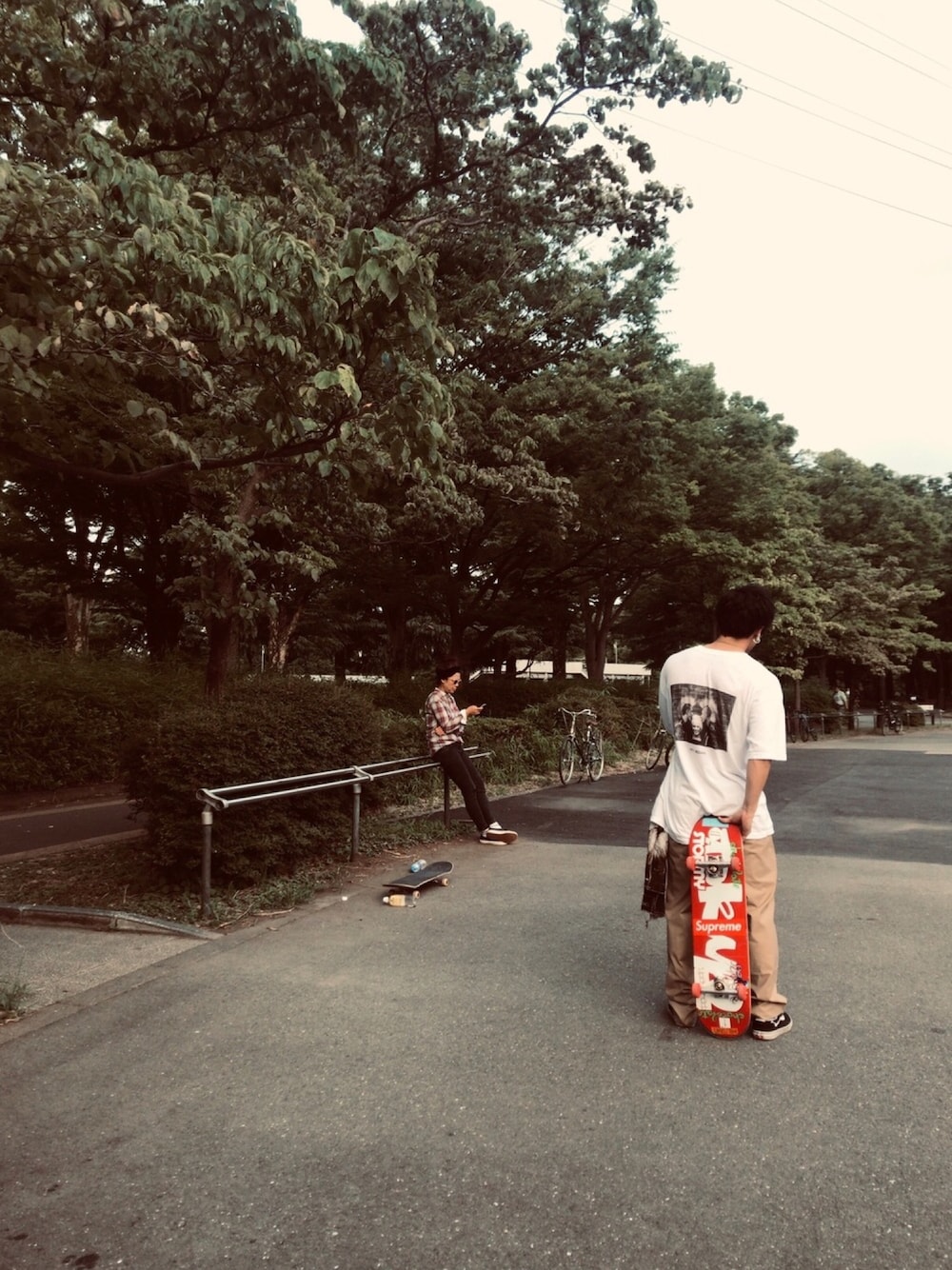 「スケボー、ストリート」｜「ETHOSの＜ETHOS＞ CW G&H T/Tシャツ（Tシャツ/カットソー、ホワイト系）」を使った、セニョールさん（メンズ・172cm）の秋コーディネートの1枚目の写真