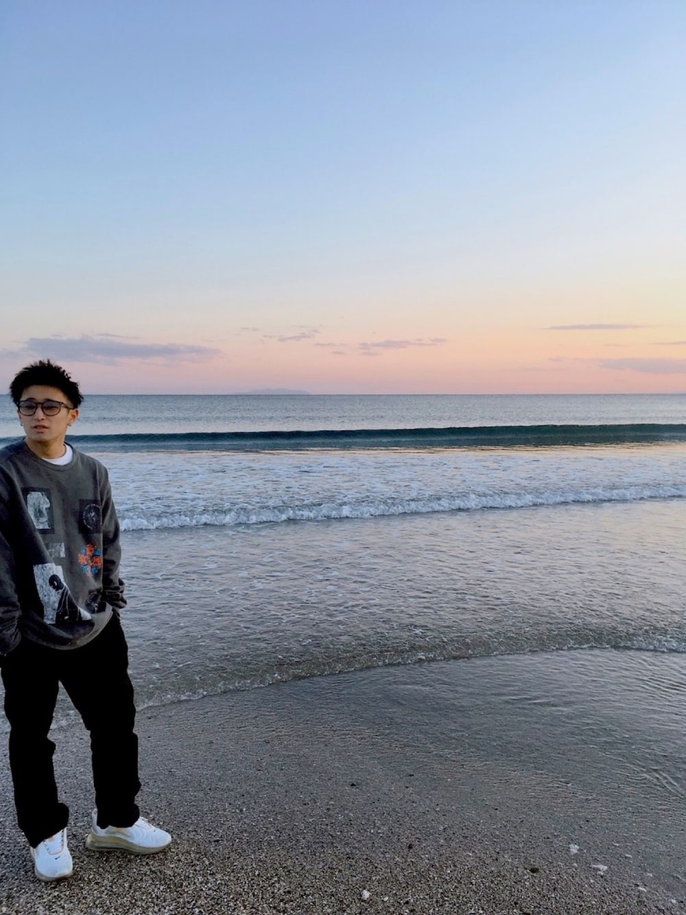 「春コーデ、海、鎌倉、湘南、休日スタイル、きれいめカジュアル、おしゃれさんと繋がりたい、ゆったりコーデ、オーバーサイズ」｜「MUZEのアイテム（スウェット、ブラック系）」を使った、セニョールさん（メンズ・172cm）の春コーディネートの1枚目の写真