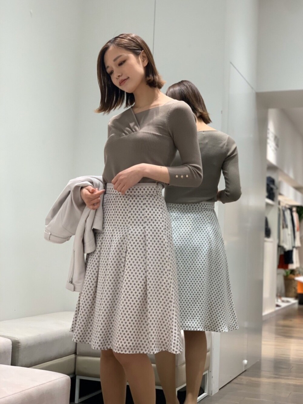 「スカート、シンプル、ベージュ、白、ひざ丈スカート、春色、春コーデ、オフィススタイル、オフィスカジュアル、オトナ女子」｜「LOVELESSのアシメ テクニック プルオーバー（ニット/セーター、ベージュ系）」を使った、Mariaさん（レディース・164cm）の春コーディネートの1枚目の写真