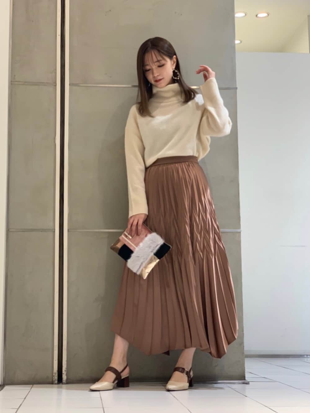 「ニット、スカート、大人コーデ、プリーツスカート、ootd、秋服、ゆるコーデ、ラクチンコーデ、秋冬コーデ、秋のマイ旬スタイル」｜「LOVELESSのメタリック グラデプリーツ スカート（スカート、ブラウン系）」を使った、Mariaさん（レディース・164cm）の秋コーディネートの1枚目の写真