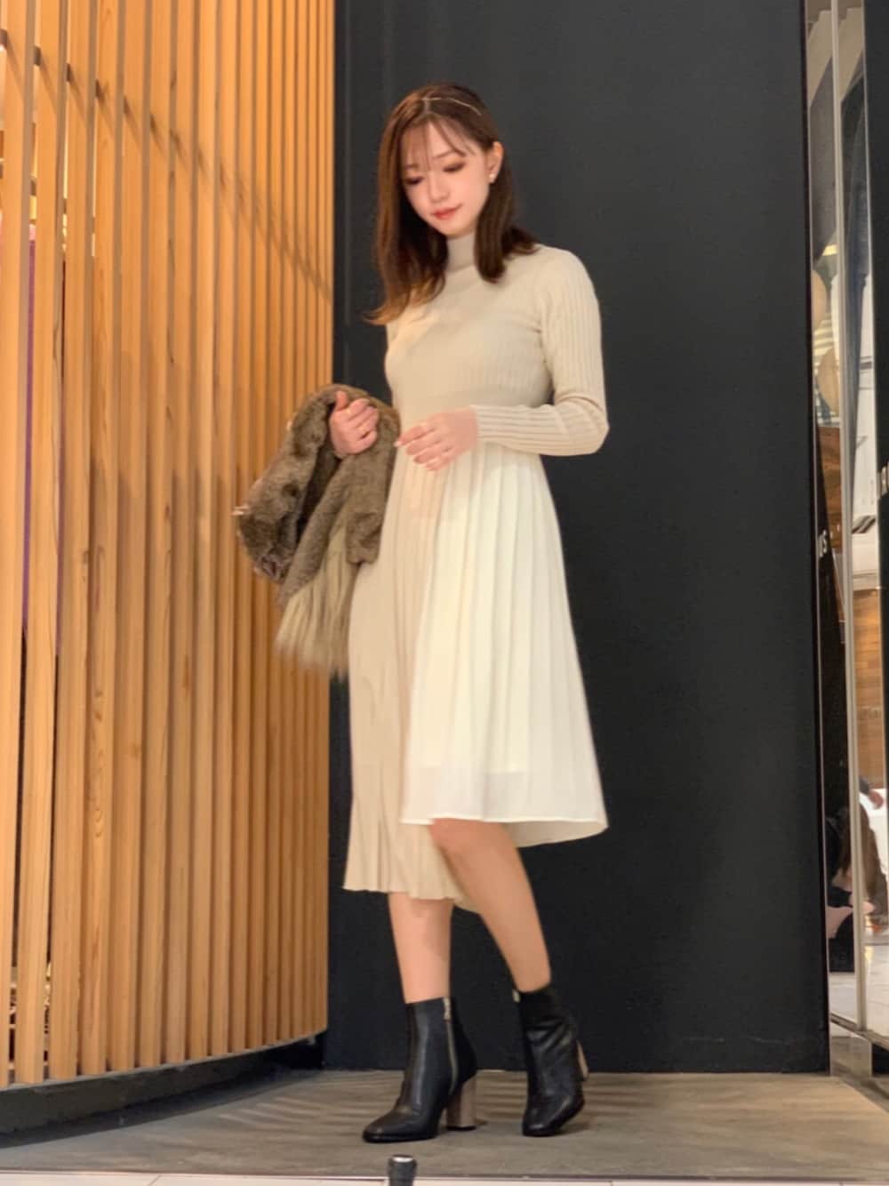 「ワンピース、シンプル、ベージュ、秋のコーデ、ニットワンピース、ootd、秋服、楽チンコーデ、オトナカジュアル、秋のマイ旬スタイル」｜「LOVELESSのプリーツコンビ ニットドレス（ワンピース、ベージュ系）」を使った、Mariaさん（レディース・164cm）の秋コーディネートの1枚目の写真