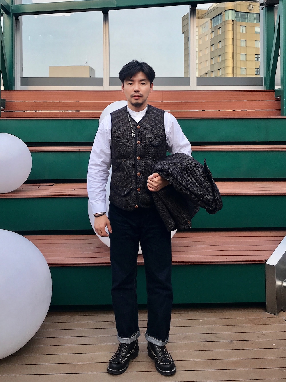 「FREEWHEELERSのアイテム（ベスト、ブラック系）」を使った、B哥さん（メンズ・180cm）の春コーディネートの1枚目の写真