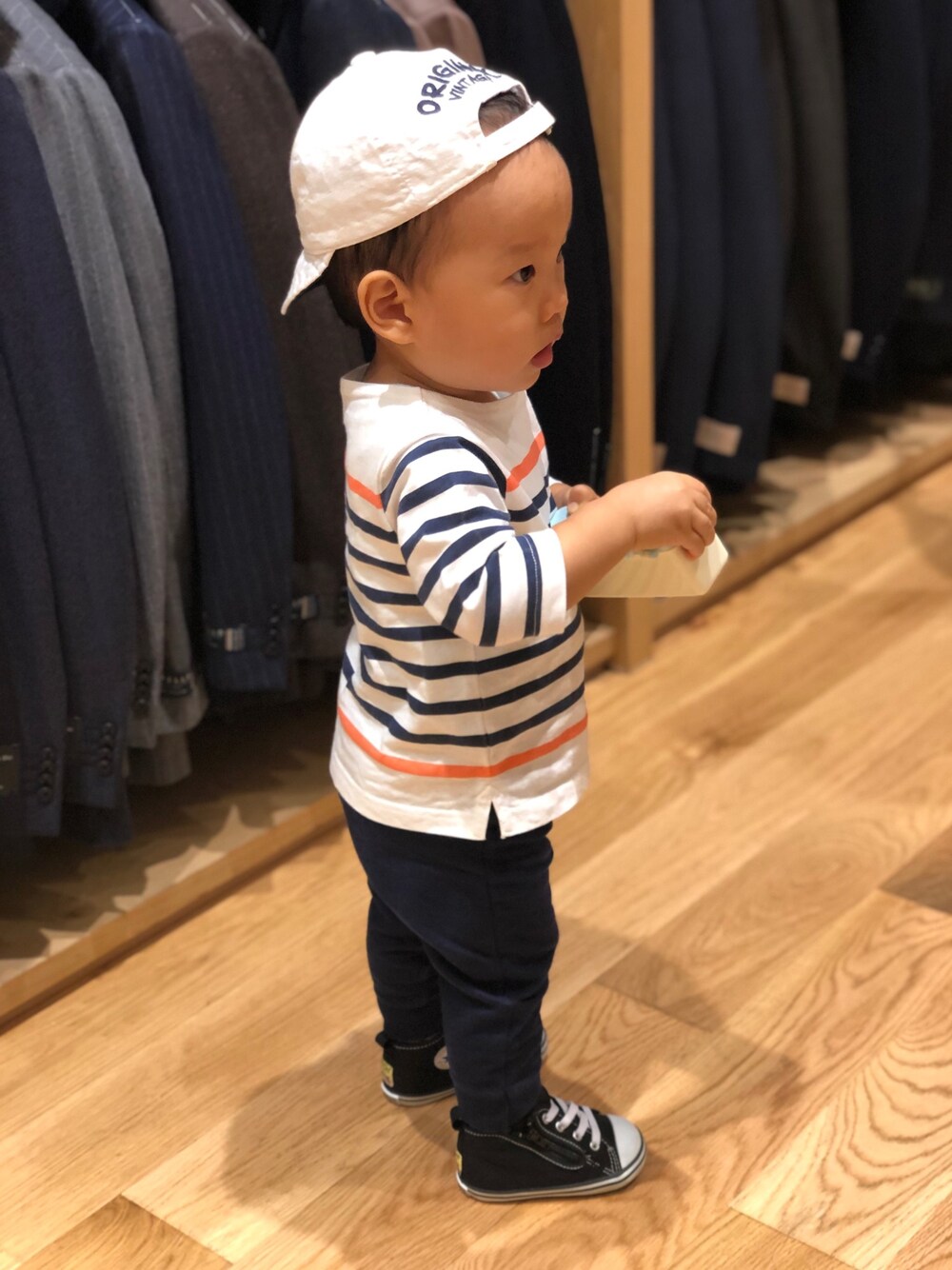 「CONVERSEのアイテム（スニーカー、ブラック系）」を使った、dudu&tentenさん（キッズ・90cm）の秋コーディネートの1枚目の写真