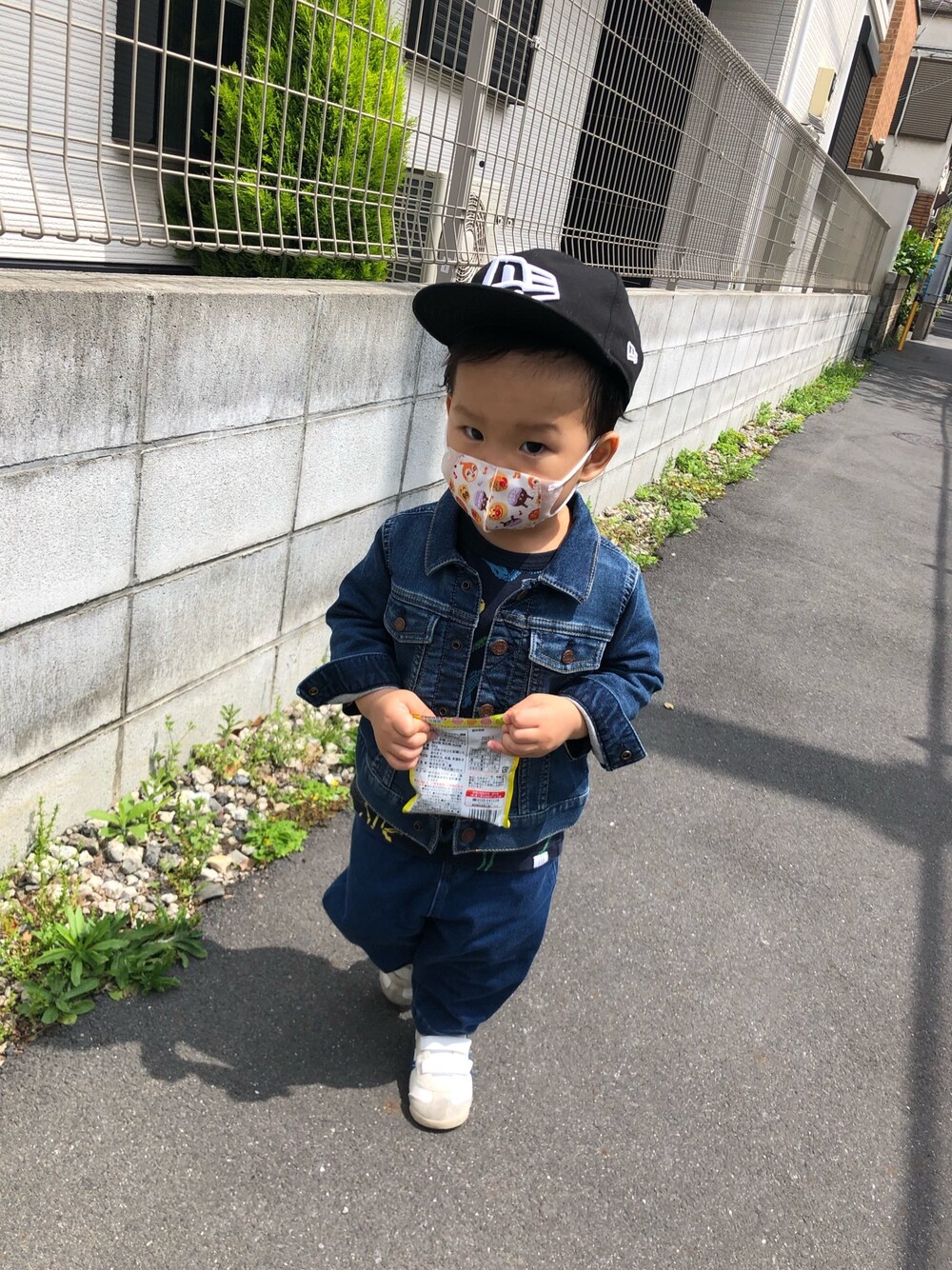 「NEW ERAのアイテム（キャップ、ブラック系）」を使った、dudu&tentenさん（キッズ・90cm）の秋コーディネートの1枚目の写真