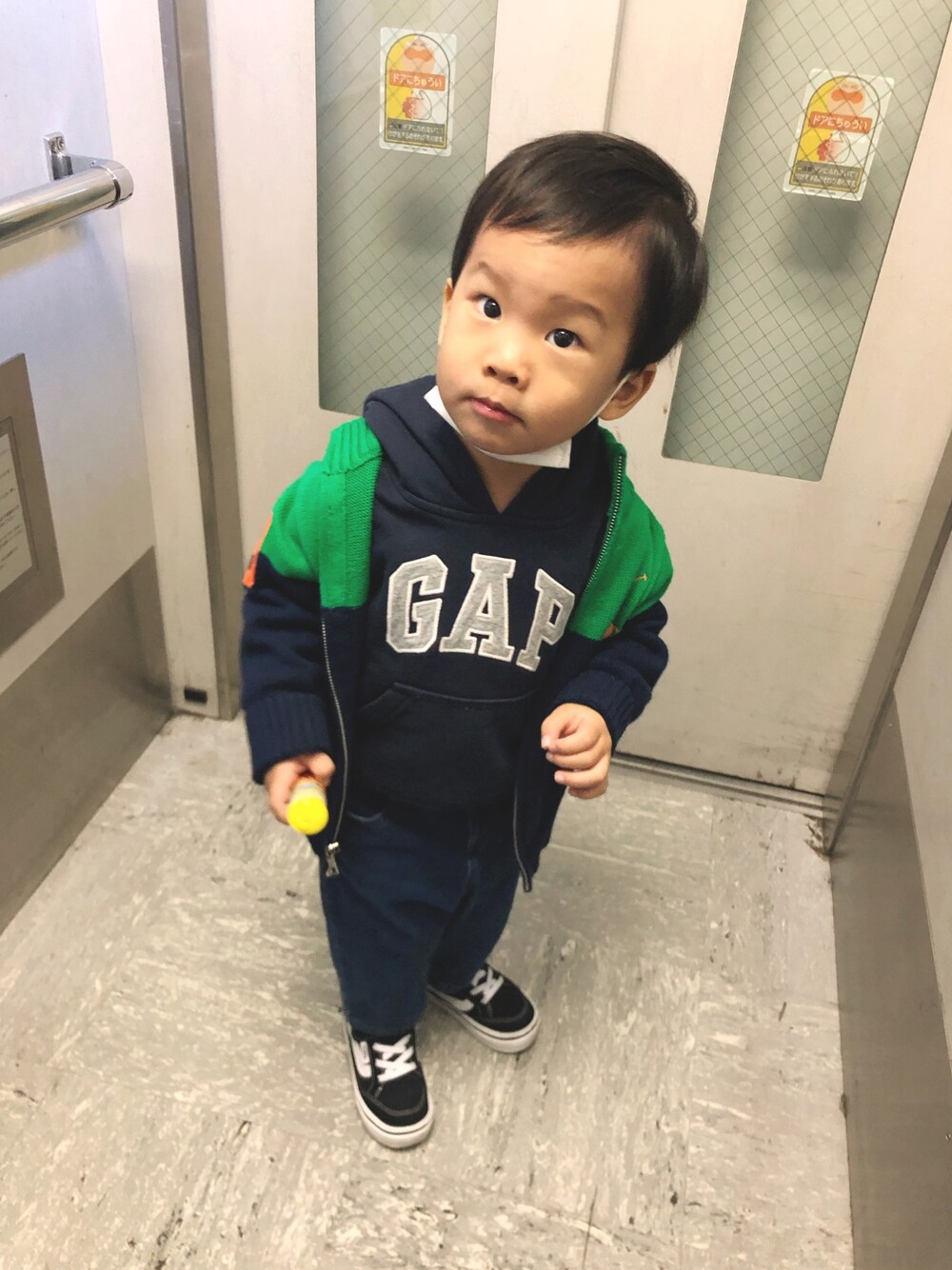 「休日スタイル、2歳、秋冬コーデ、カジュアル」｜「VANSのアイテム（スニーカー、ブラック系）」を使った、dudu&tentenさん（キッズ・90cm）の秋コーディネートの1枚目の写真