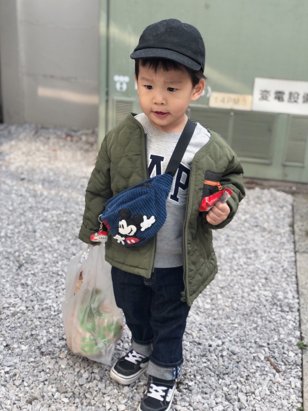 「おしゃれさんと繋がりたい、カジュアルコーデ、男の子、キッズコーデ」｜「SHIPS KIDSのアイテム（キャップ、ブラック系）」を使った、dudu&tentenさん（キッズ・90cm）の春コーディネートの1枚目の写真