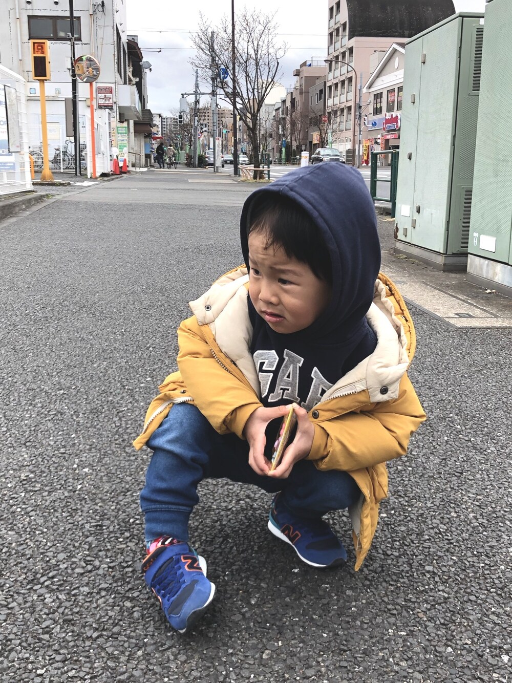「おしゃれさんと繋がりたい、男の子、キッズコーデ、スニーカー」｜「ZARA KIDSのアイテム（ダウンジャケット/コート、イエロー系）」を使った、dudu&tentenさん（キッズ・90cm）の春コーディネートの1枚目の写真