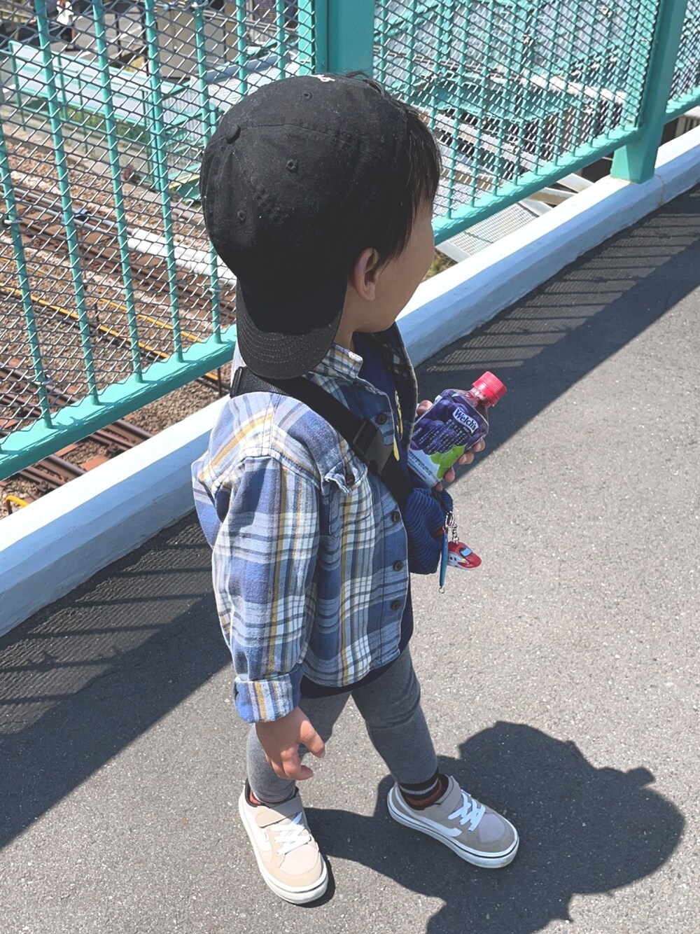 「スニーカー、休日スタイル、キッズコーデ、おしゃれさんと繋がりたい、カジュアル、おとこのこ、キャップ」｜「VANSのアイテム（スニーカー、ベージュ系）」を使った、dudu&tentenさん（キッズ・90cm）の春コーディネートの1枚目の写真