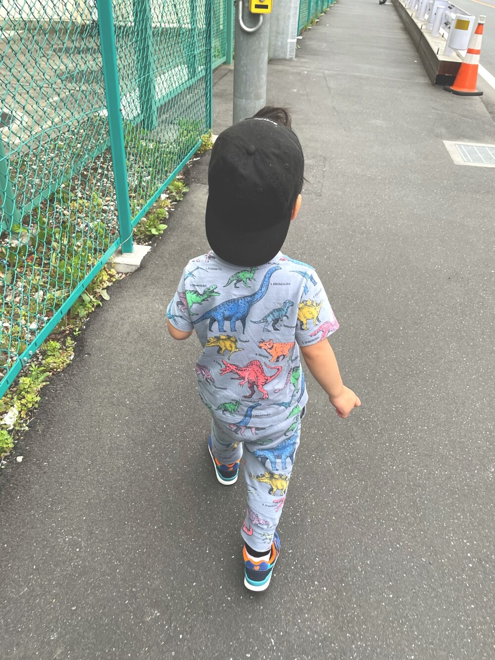 「セットアップ、恐竜、カラフル」｜「SHIPSのアイテム（キャップ、ブラック系）」を使った、dudu&tentenさん（キッズ・90cm）の夏コーディネートの1枚目の写真