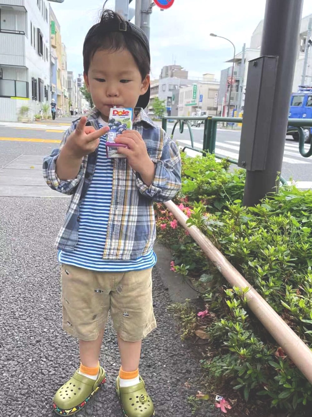「休日スタイル、サンダル、今日のコーデ、ショートパンツ、キッズコーデ、おとこのこ」｜「SHIPSのアイテム（キャップ、ブラック系）」を使った、dudu&tentenさん（キッズ・90cm）の夏コーディネートの1枚目の写真